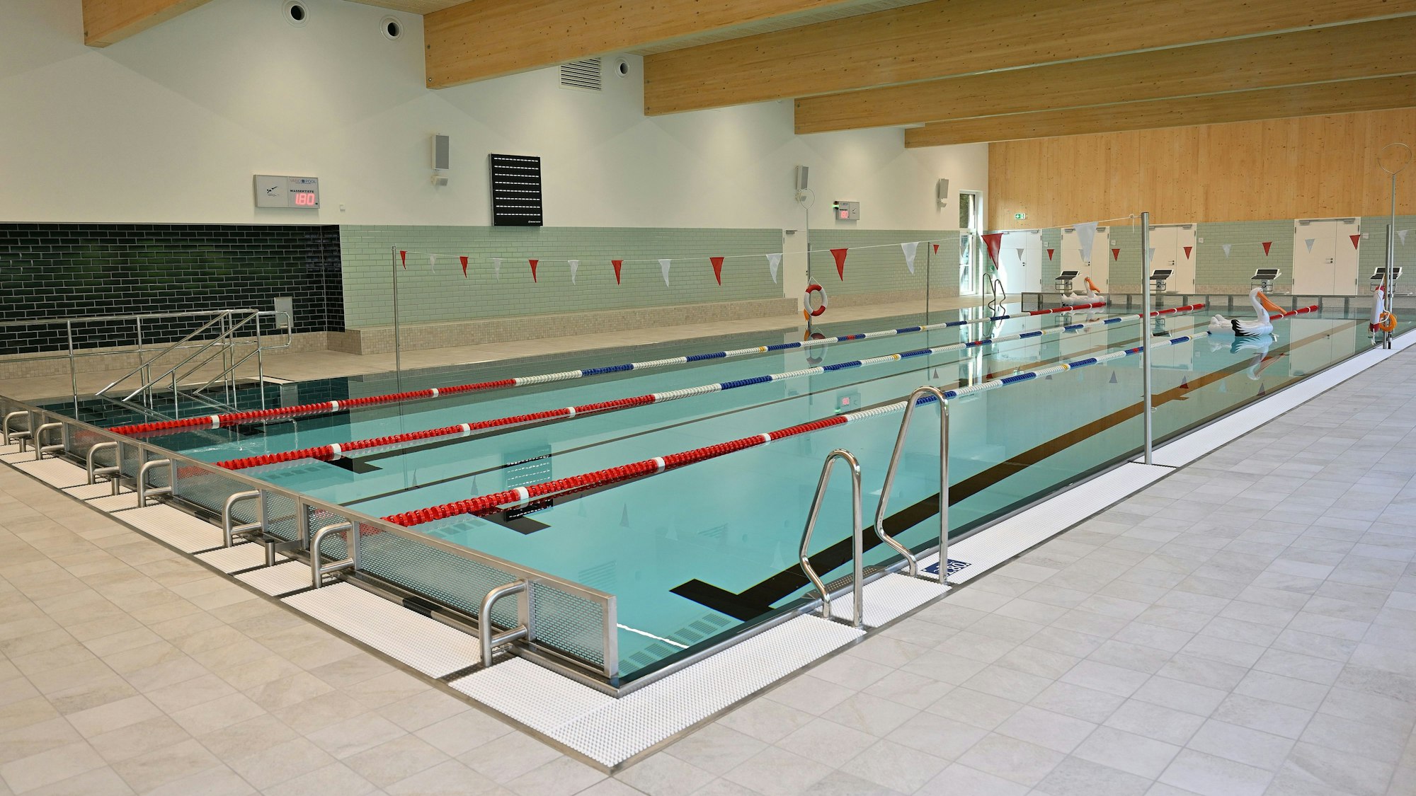 Nicht wiederzuerkennen: Das neugebaute Hallenbad am Mohnweg in Refrath erfüllt die neuesten energetischen Standards.