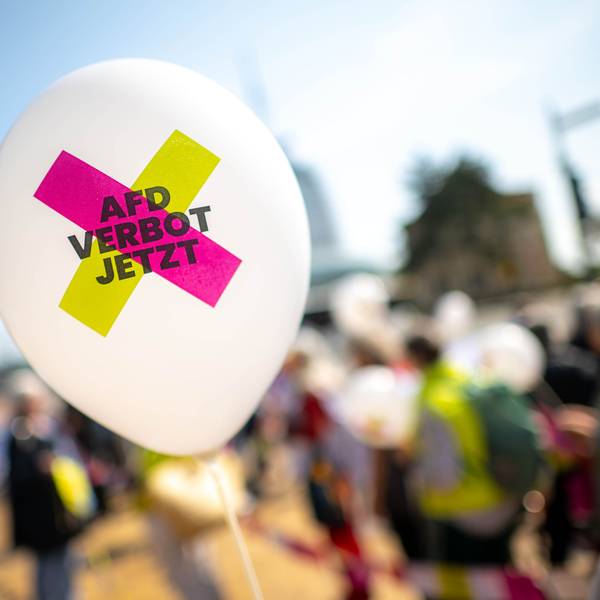 11.06.2025, Bremen, Bremerhaven: Protestierende mit Plakaten und Luftballons fordern ein AfD-Verbot. Zur Innenministerkonferenz in Bremerhaven hat die Kampagne «Menschenwürde verteidigen – AfD-Verbot Jetzt!» zusammen mit dem Bündnis «Bremerhaven bleibt bunt» eine Protestkundgebung angekündigt. Die Innenminister der Bundesländer sollen dazu aufgefordert werden, die Einleitung des Verbotsverfahrens gegen die AfD zu unterstützen und gegenüber der Ministerpräsidentenkonferenz eine entsprechende Empfehlung auszusprechen. Foto: Sina Schuldt/dpa +++ dpa-Bildfunk +++