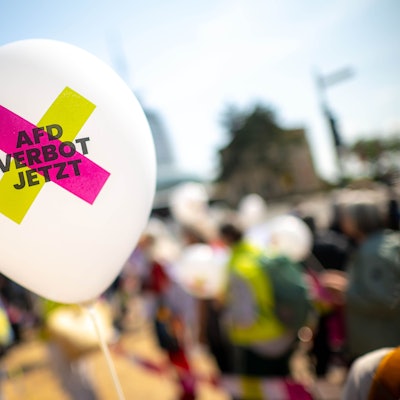 11.06.2025, Bremen, Bremerhaven: Protestierende mit Plakaten und Luftballons fordern ein AfD-Verbot. Zur Innenministerkonferenz in Bremerhaven hat die Kampagne «Menschenwürde verteidigen – AfD-Verbot Jetzt!» zusammen mit dem Bündnis «Bremerhaven bleibt bunt» eine Protestkundgebung angekündigt. Die Innenminister der Bundesländer sollen dazu aufgefordert werden, die Einleitung des Verbotsverfahrens gegen die AfD zu unterstützen und gegenüber der Ministerpräsidentenkonferenz eine entsprechende Empfehlung auszusprechen. Foto: Sina Schuldt/dpa +++ dpa-Bildfunk +++