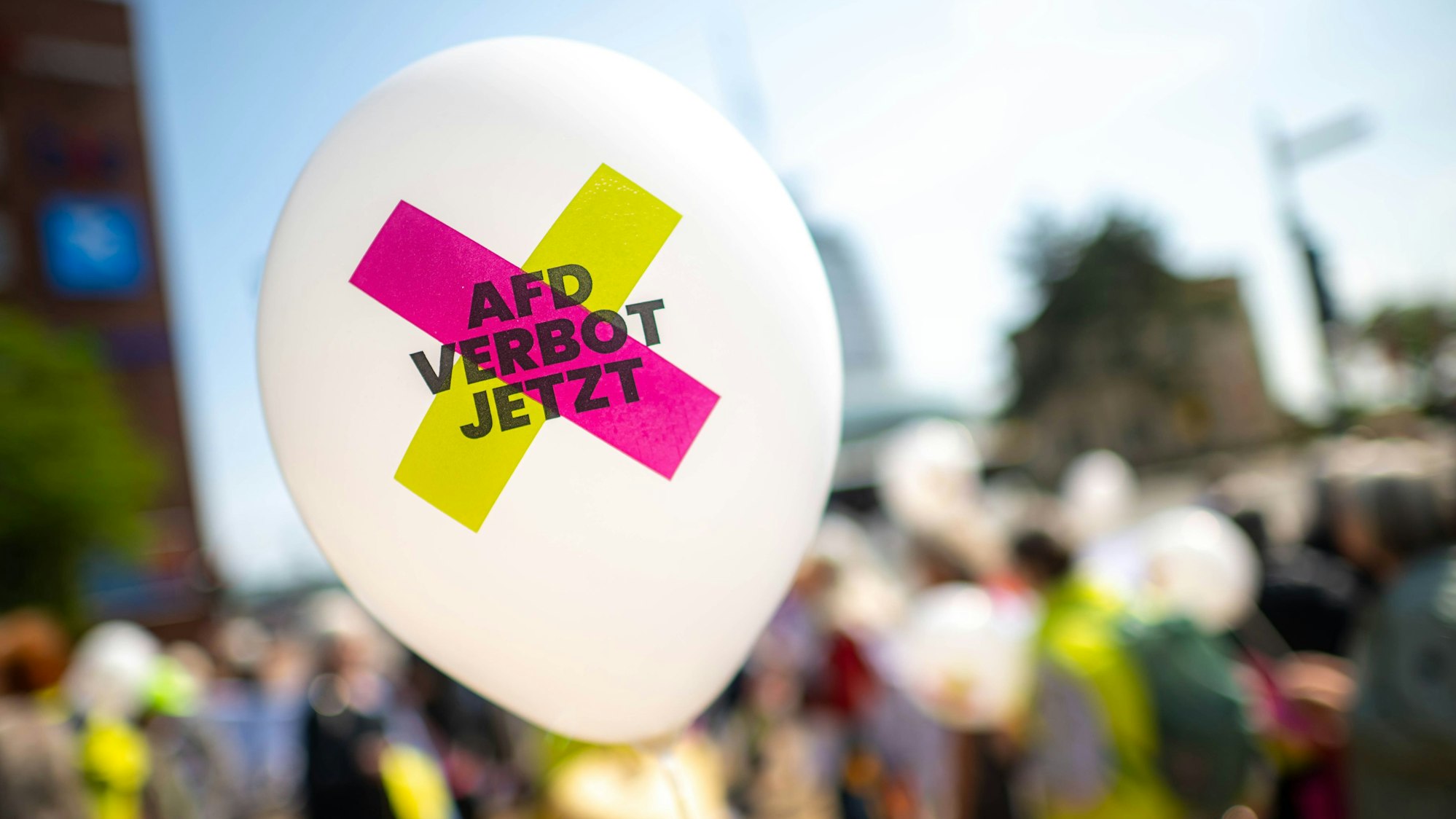 11.06.2025, Bremen, Bremerhaven: Protestierende mit Plakaten und Luftballons fordern ein AfD-Verbot. Zur Innenministerkonferenz in Bremerhaven hat die Kampagne «Menschenwürde verteidigen – AfD-Verbot Jetzt!» zusammen mit dem Bündnis «Bremerhaven bleibt bunt» eine Protestkundgebung angekündigt. Die Innenminister der Bundesländer sollen dazu aufgefordert werden, die Einleitung des Verbotsverfahrens gegen die AfD zu unterstützen und gegenüber der Ministerpräsidentenkonferenz eine entsprechende Empfehlung auszusprechen. Foto: Sina Schuldt/dpa +++ dpa-Bildfunk +++