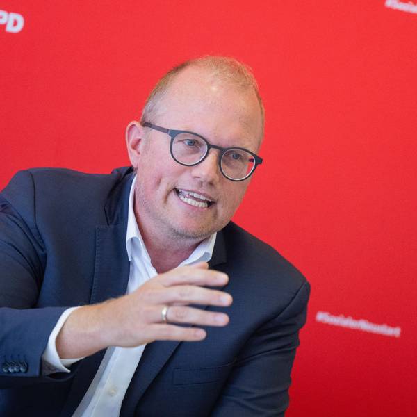 Jochen Ott, Vorsitzender der SPD-Fraktion in Nordrhein-Westfalen und Oppositionsführer, äußert sich auf einer Pressekonferenz im Landtag.