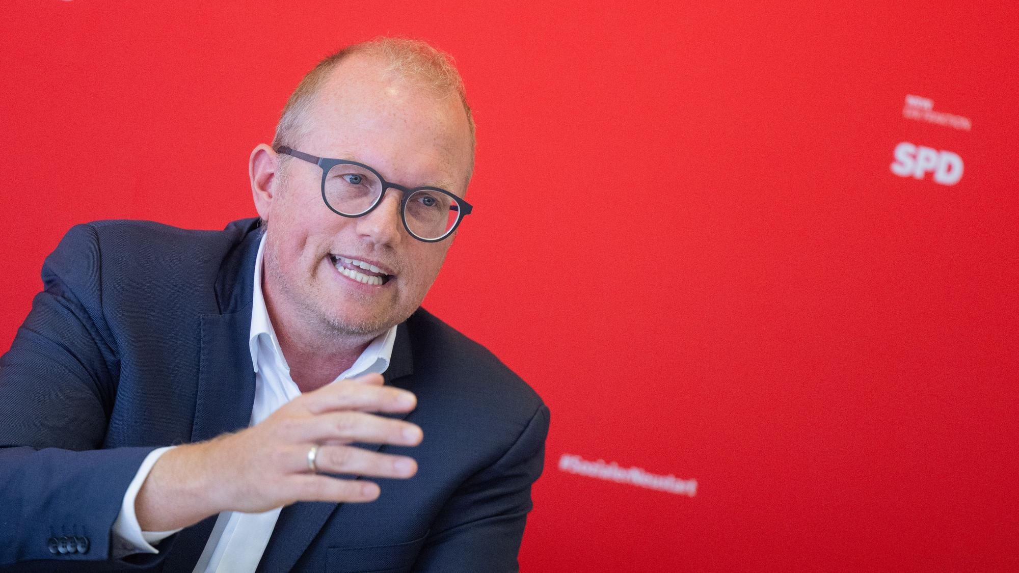 Jochen Ott, Vorsitzender der SPD-Fraktion in Nordrhein-Westfalen und Oppositionsführer, äußert sich auf einer Pressekonferenz im Landtag.