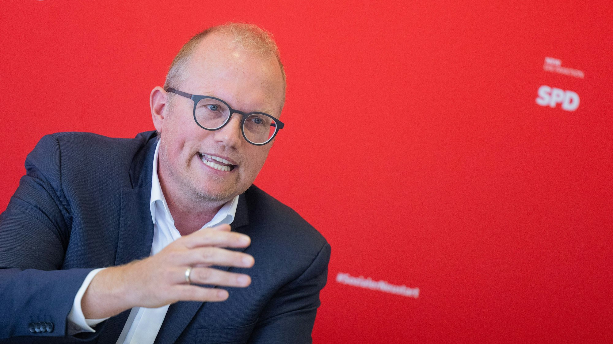 Jochen Ott, Vorsitzender der SPD-Fraktion in Nordrhein-Westfalen und Oppositionsführer, äußert sich auf einer Pressekonferenz im Landtag.