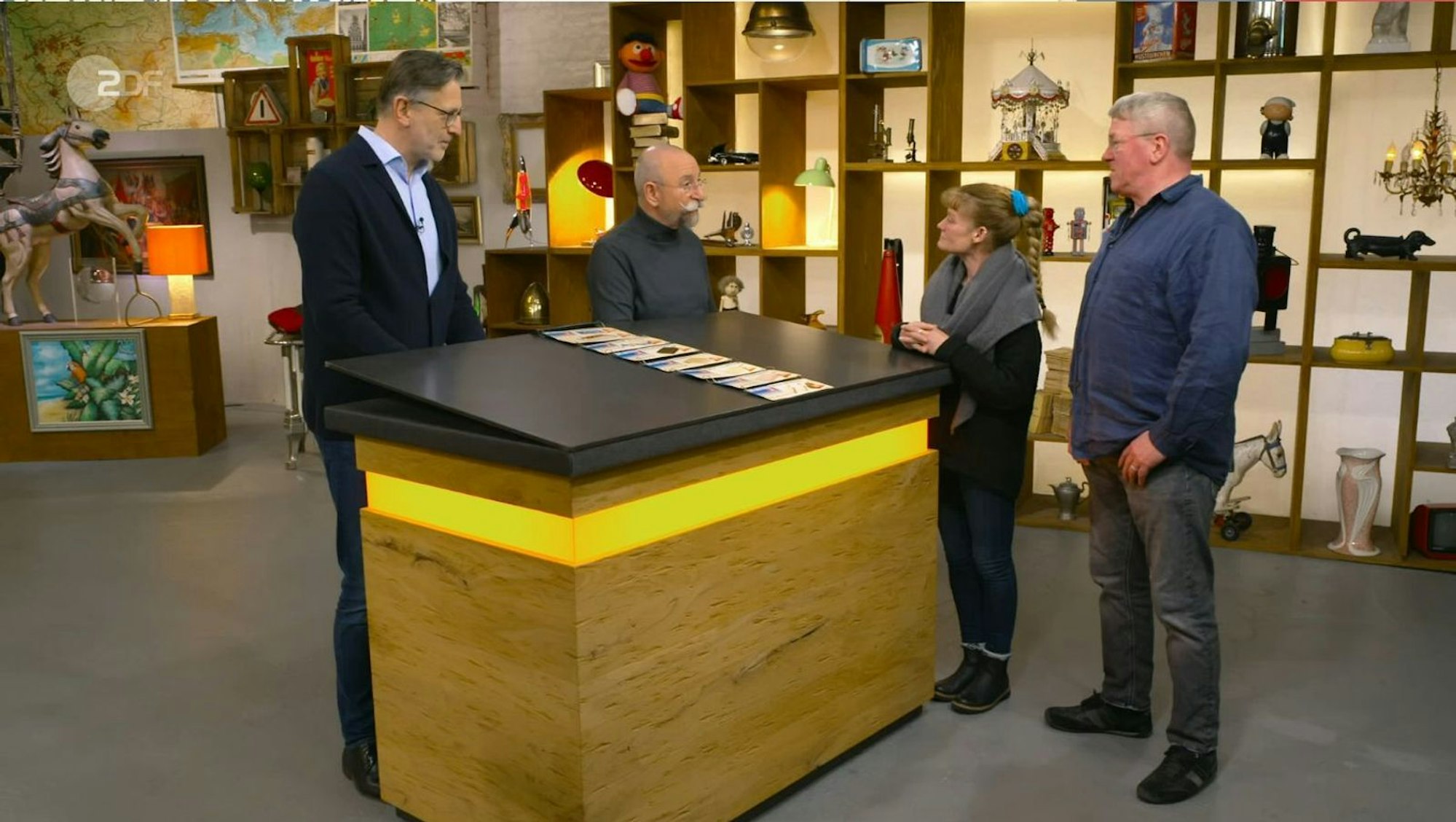 Anke und Norbert hatten Werbeschilder für Speiseeis dabei. Eis am Stiel kostete damals nur 50 Pfennig. „Das nennt man Inflation“, klagte Gastgeber Horst Lichter wehmütig. (Bild: ZDF)