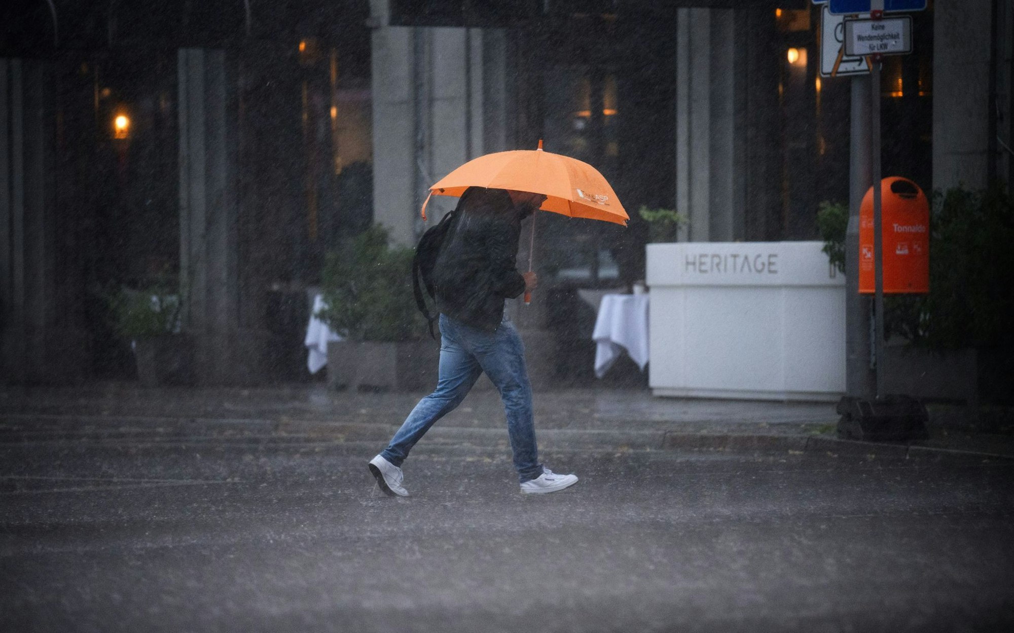 Blitzschlag-Gefahr: Wenn ein Gewitter mit Blitzen über einem tobt, sollte man sich lieber von seinem Regenschirm trennen.