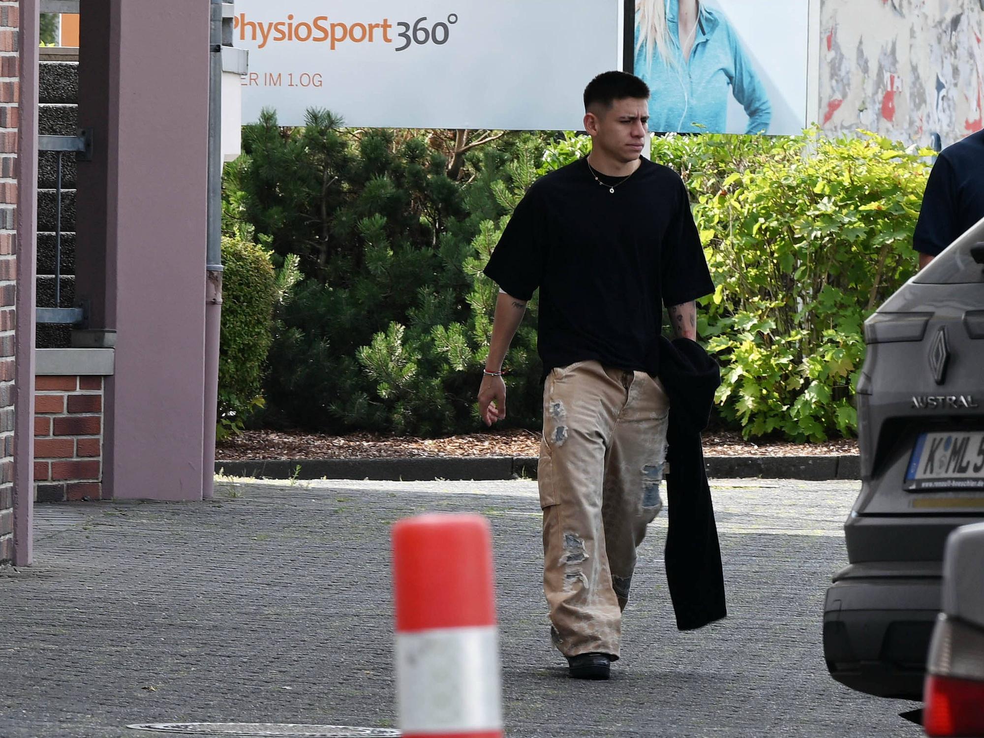 Claudio Echeverri beim Medizincheck in Leverkusen