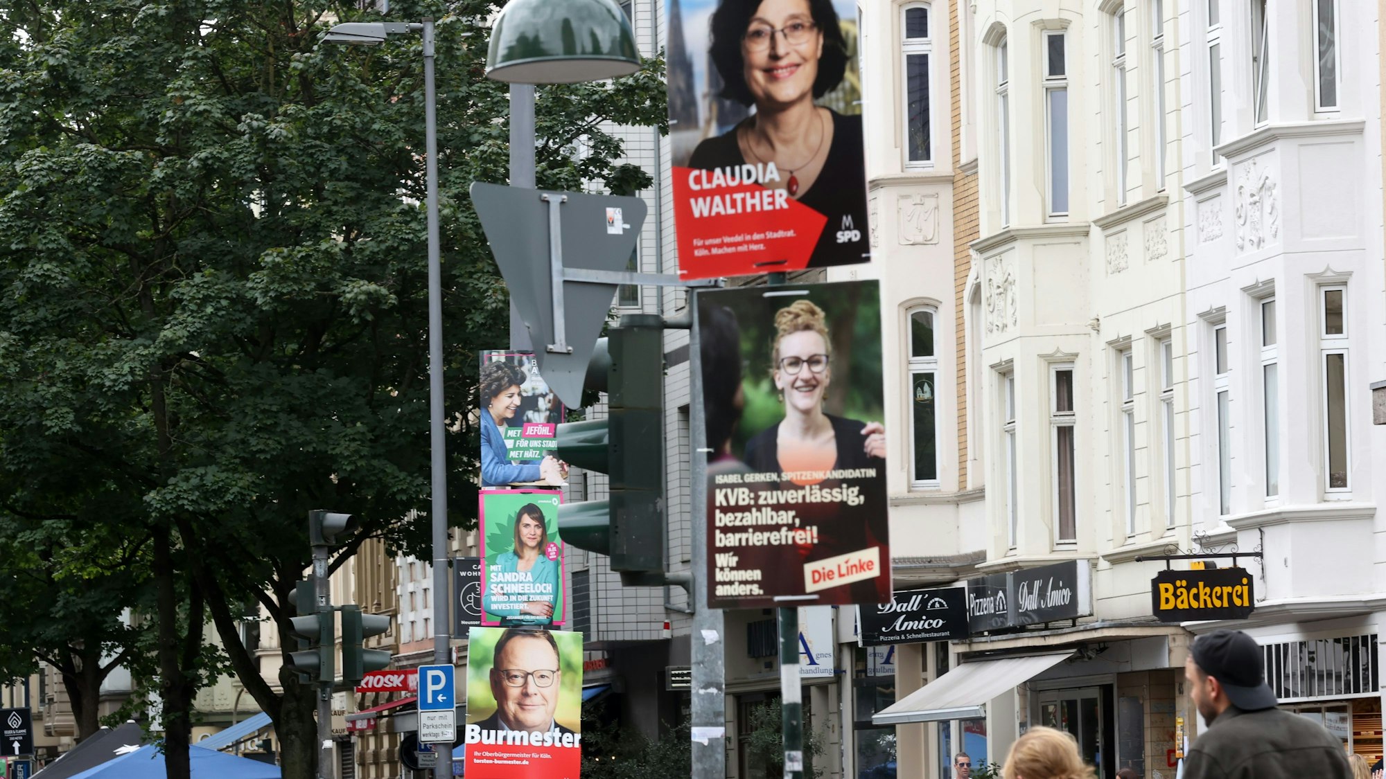 03.08.2025
Köln:
Kommunalwahl 2025: Seit Freitag ist die Wahlwerbung im öffentlichen Straßenraum erlaubt. Zahlreiche Wahlplakate zur Wahl sind seitdem im Stadtbild zu sehen.
Neusser Platz/ Neusser Str. im Agnesviertel
Foto: Martina Goyert