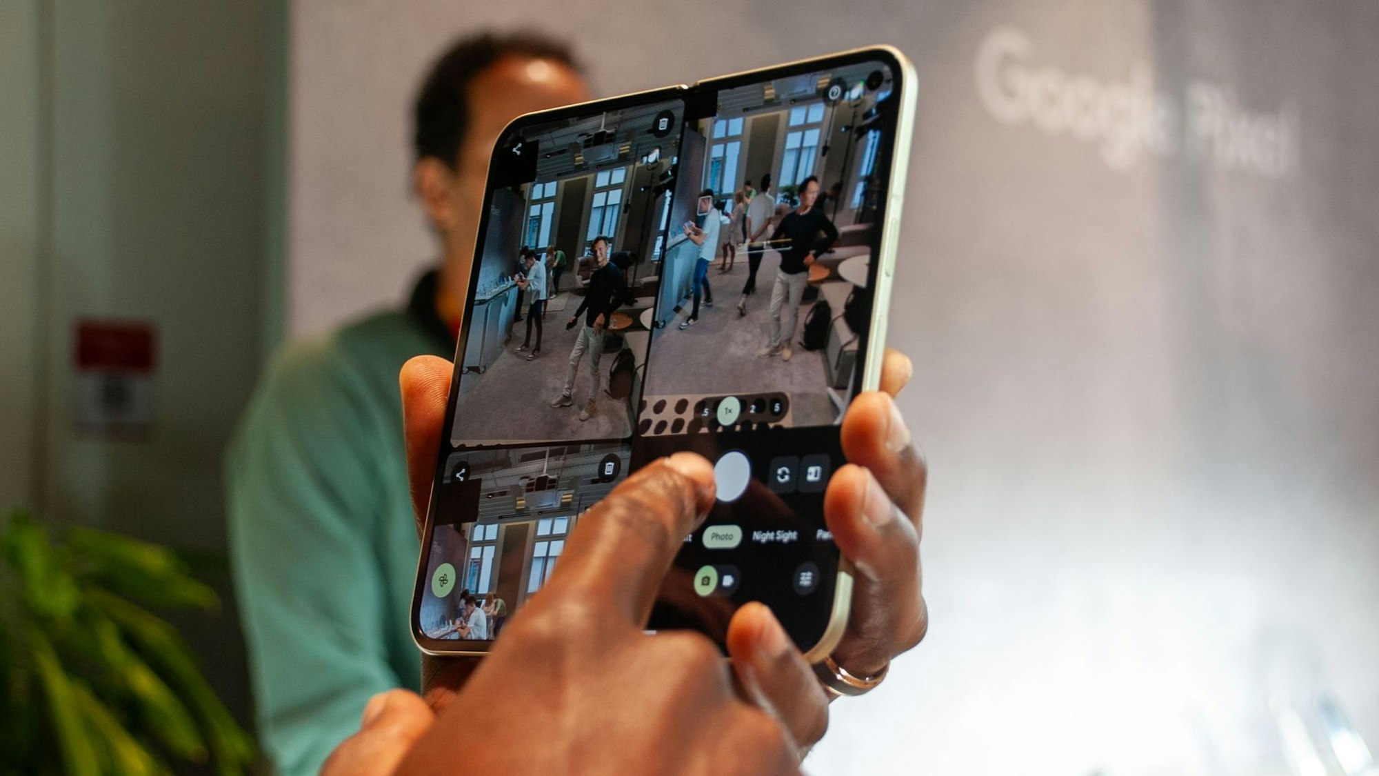 Beim auffaltbaren Pixel 10 Pro Fold nutzt Google das größere Display, um nebeneinander das Kamera-Bild und die neuesten aufgenommenen Fotos anzuzeigen.