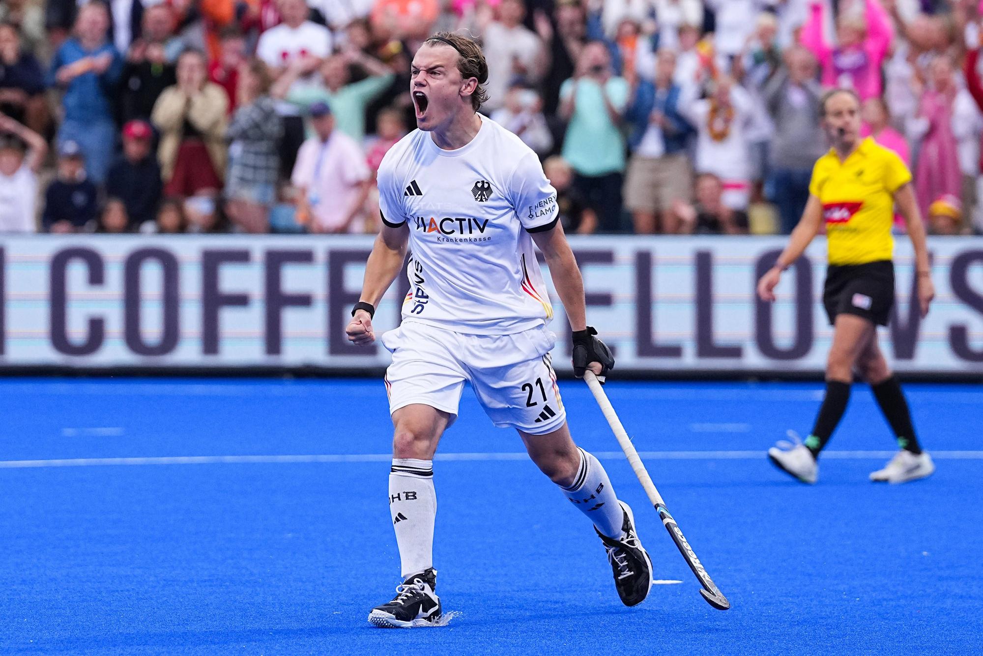 16.08.2025, xydrx, Herren EuroHockey Championship 2025, Finale, Niederlande - Deutschland, Sparkassenpark Mönchengladbach: Michel Struthoff GER 21 jubelt über seinen Treffer beim Penalty schießen Nordrhein-Westfahlen Deutschland *** 16 08 2025, xydrx, Mens EuroHockey Championship 2025, Final, Netherlands Germany, Sparkassenpark Mönchengladbach Michel Struthoff GER 21 celebrates his goal in the penalty shootout North Rhine-Westphalia Germany