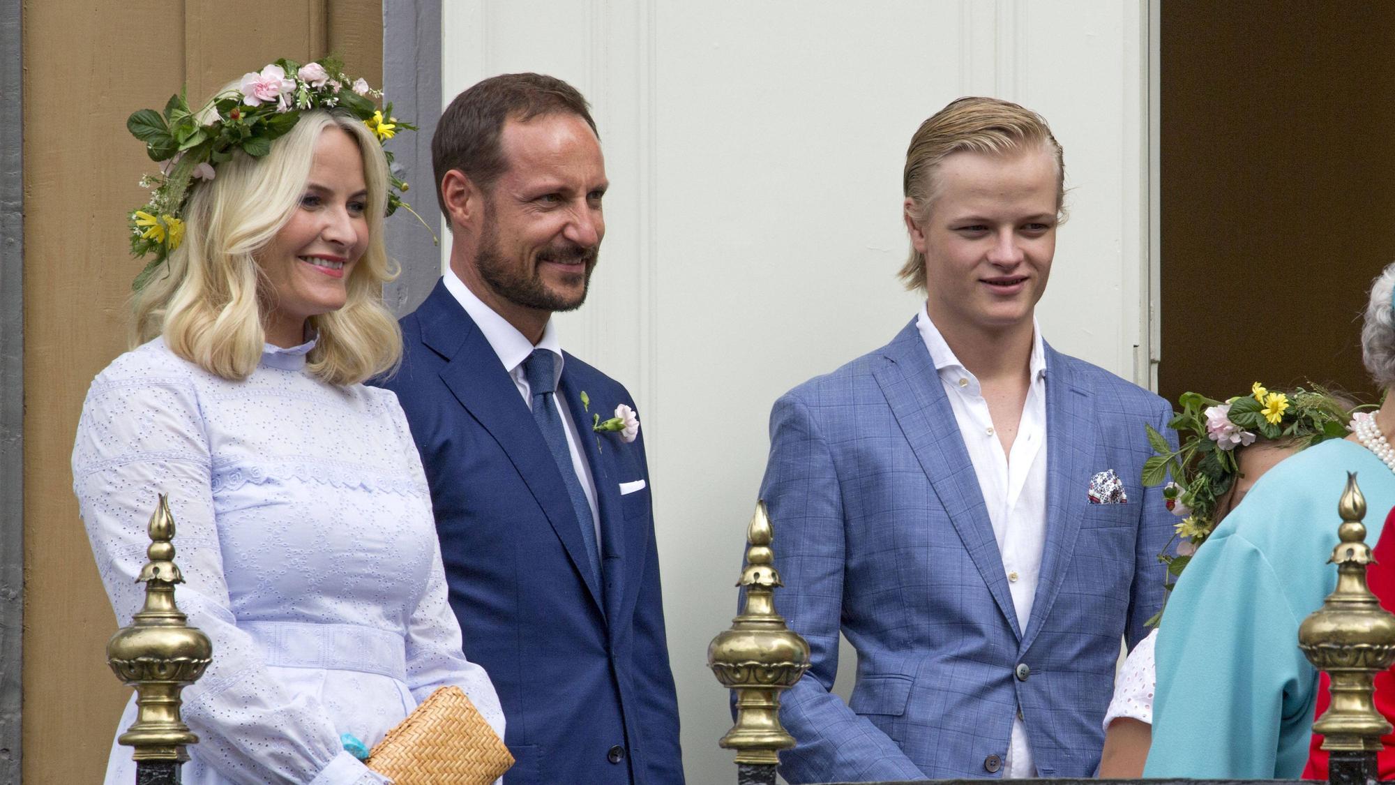 Kronprinzessin Mette-Marit, Kronprinz Haakon und Marius Borg Høiby anlässlich des 25. Thronjubiläums von König Harald.