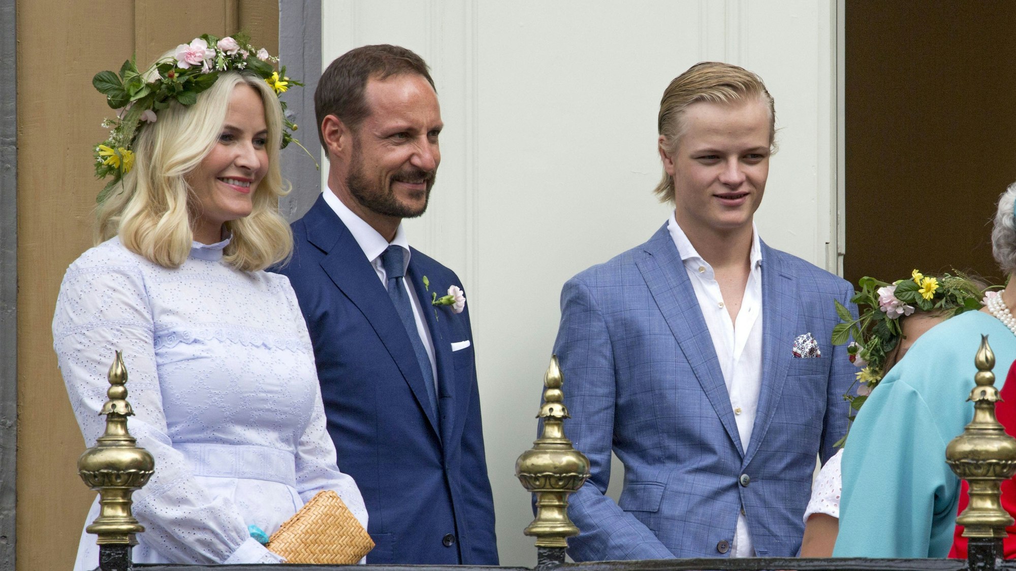 Kronprinzessin Mette-Marit, Kronprinz Haakon und Marius Borg Høiby anlässlich des 25. Thronjubiläums von König Harald.