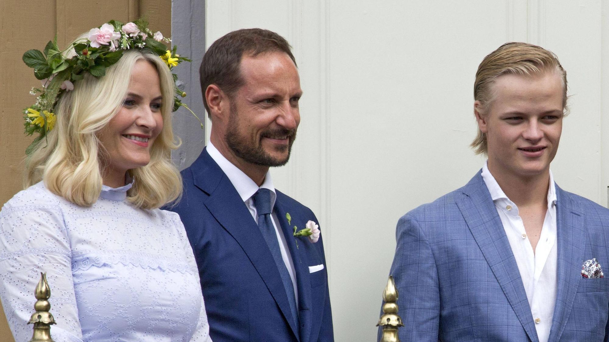 Kronprinzessin Mette-Marit, Kronprinz Haakon und Marius Borg Høiby anlässlich des 25. Thronjubiläums von König Harald.