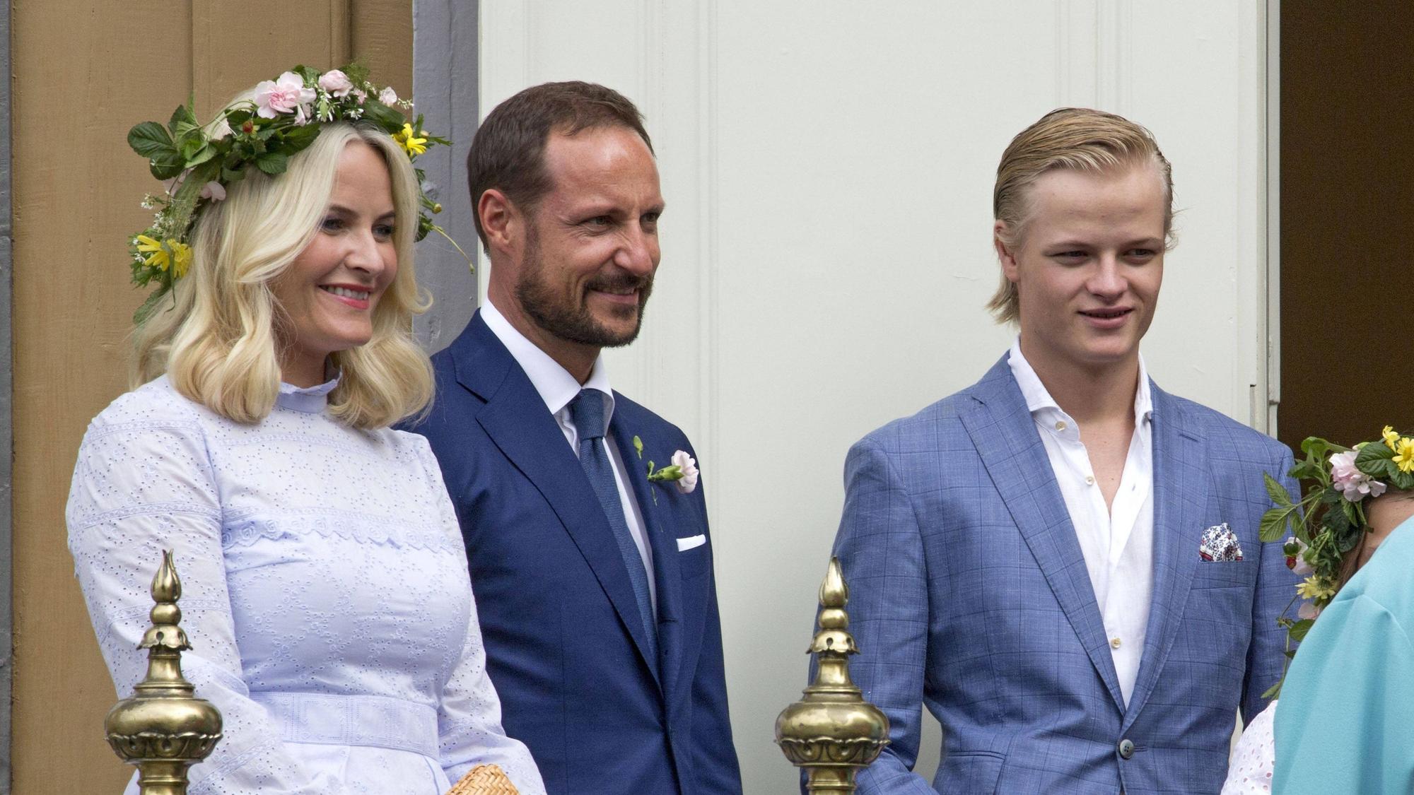 Kronprinzessin Mette-Marit, Kronprinz Haakon und Marius Borg Høiby anlässlich des 25. Thronjubiläums von König Harald.