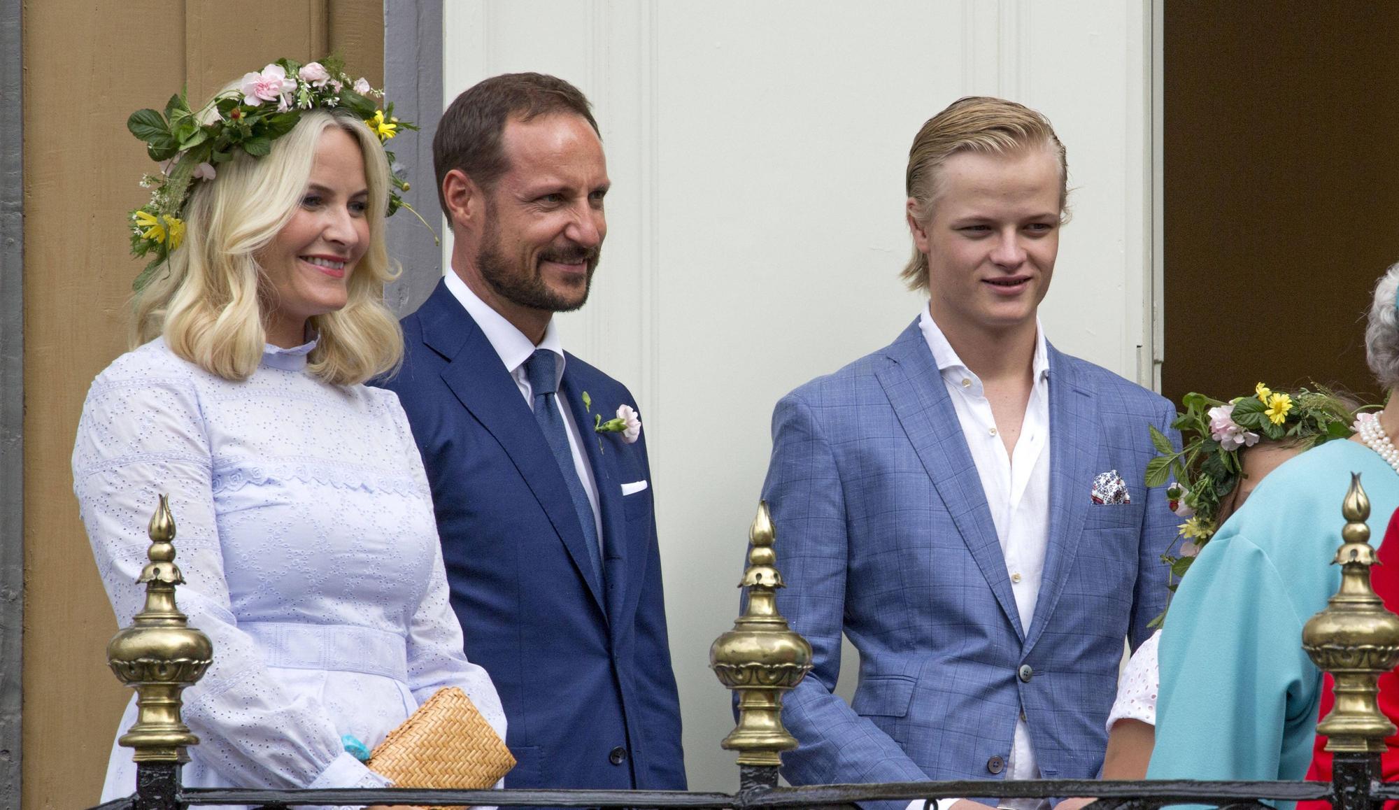 Kronprinzessin Mette-Marit, Kronprinz Haakon und Marius Borg Høiby (r) anlässlich des 25. Thronjubiläums von König Harald.