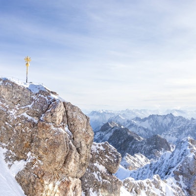 Blick vom Jubiläumsgrat an der Zugspitze auf die Wetterstein-Berge in Bayern.