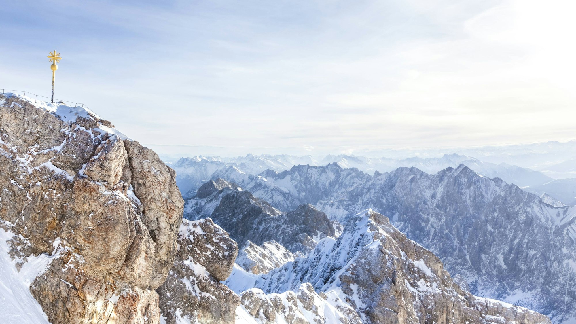 Blick vom Jubiläumsgrat an der Zugspitze auf die Wetterstein-Berge in Bayern.