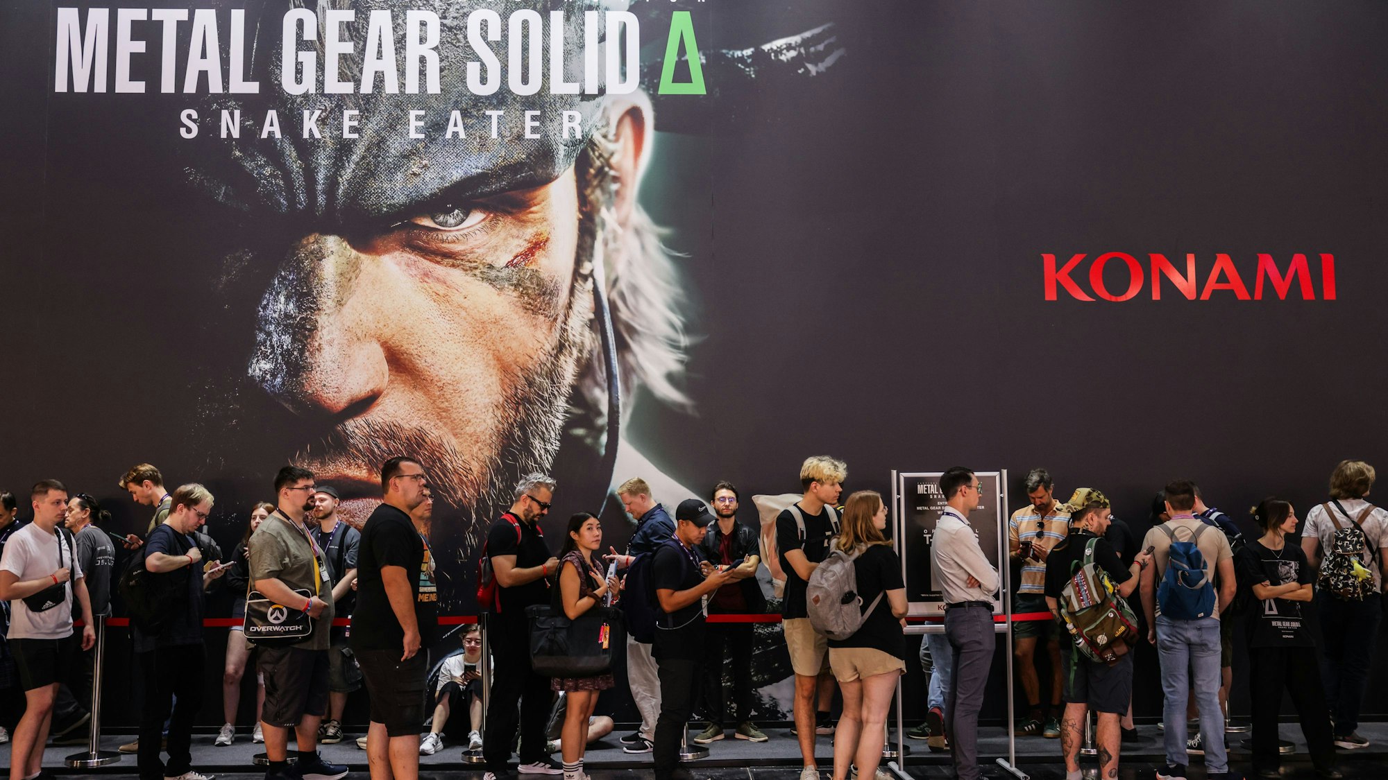 Computerspieler stehen für das Computerspiel „Metal Gear Solid“ an.