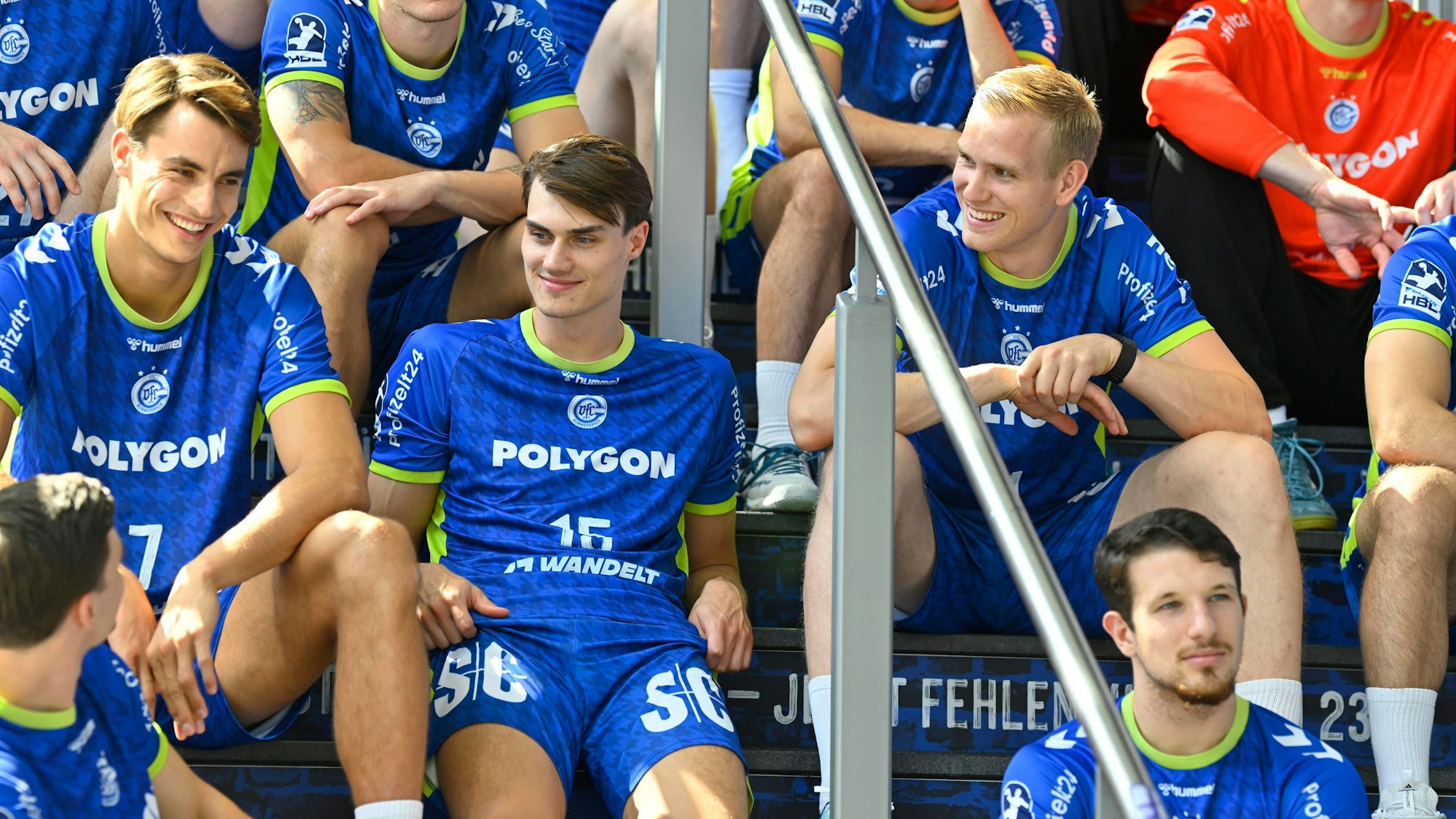 Mit Spaß verfolgen die Gummersbacher Spieler die Pressekonferenz zum Saisonstart.