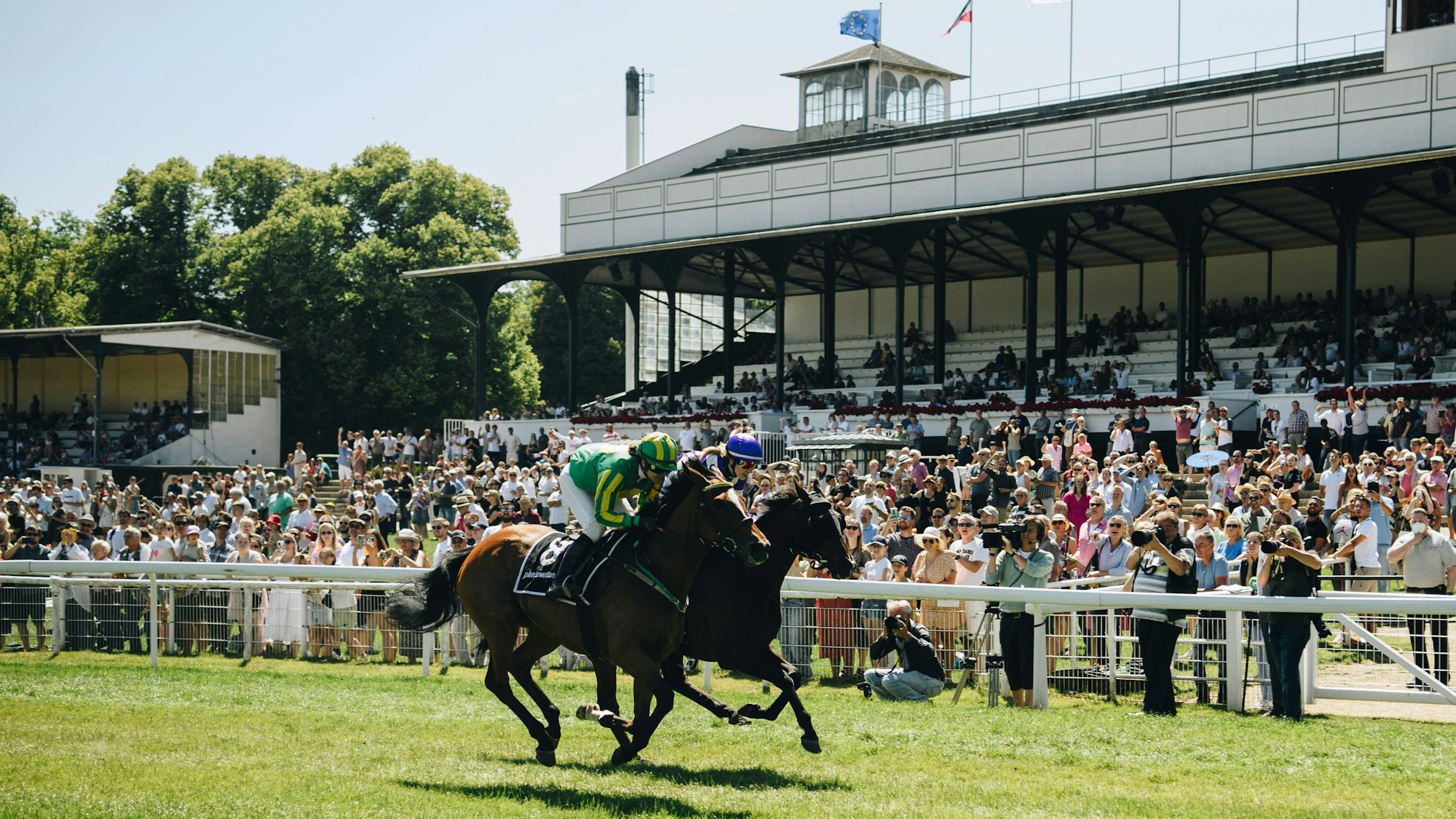 COLOGNE, GERMANY - JUNE 16, 2022: : Horseracing Feiertags-Renntag Jubiläumspreis during sunny weather. Copyright: xVITALIIxKLIUIEVx