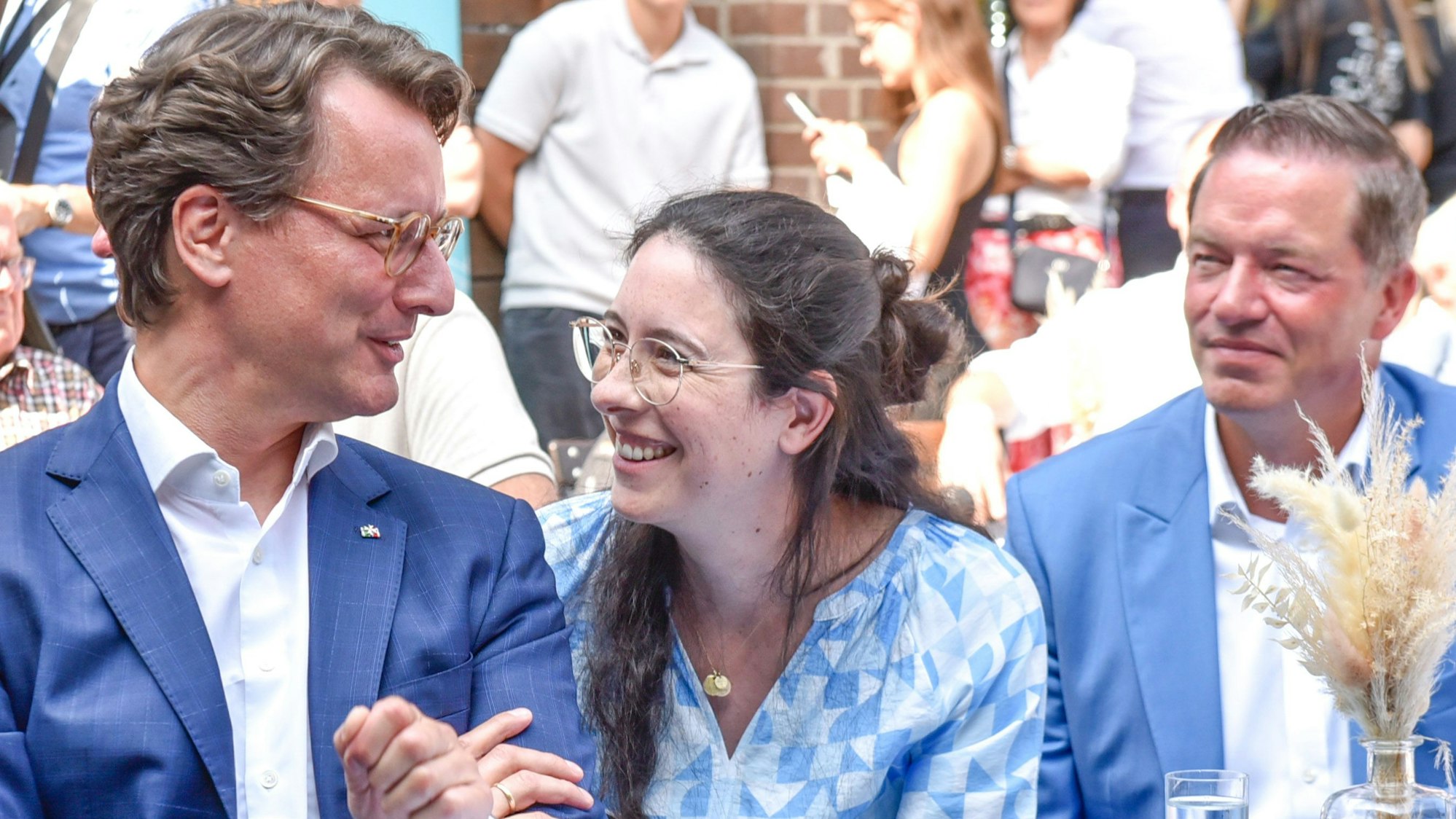 Sichtlich wohl fühlte sich der Ministerpräsident in den Reihen der CDU-Landtagsmitglieder des Kreises, hier Romina Plonsker und Gregor Golland.