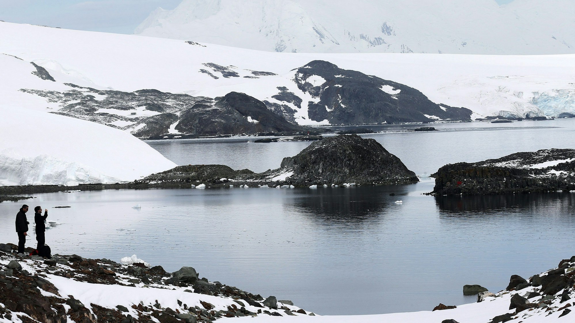 Ein am 10. März 2013 veröffentlichtes Bild zeigt zwei Personen, die am 20. Februar 2013 Fotos von King George Island im Archipel der südlichen Shetlandinseln, Antarktis, machen.