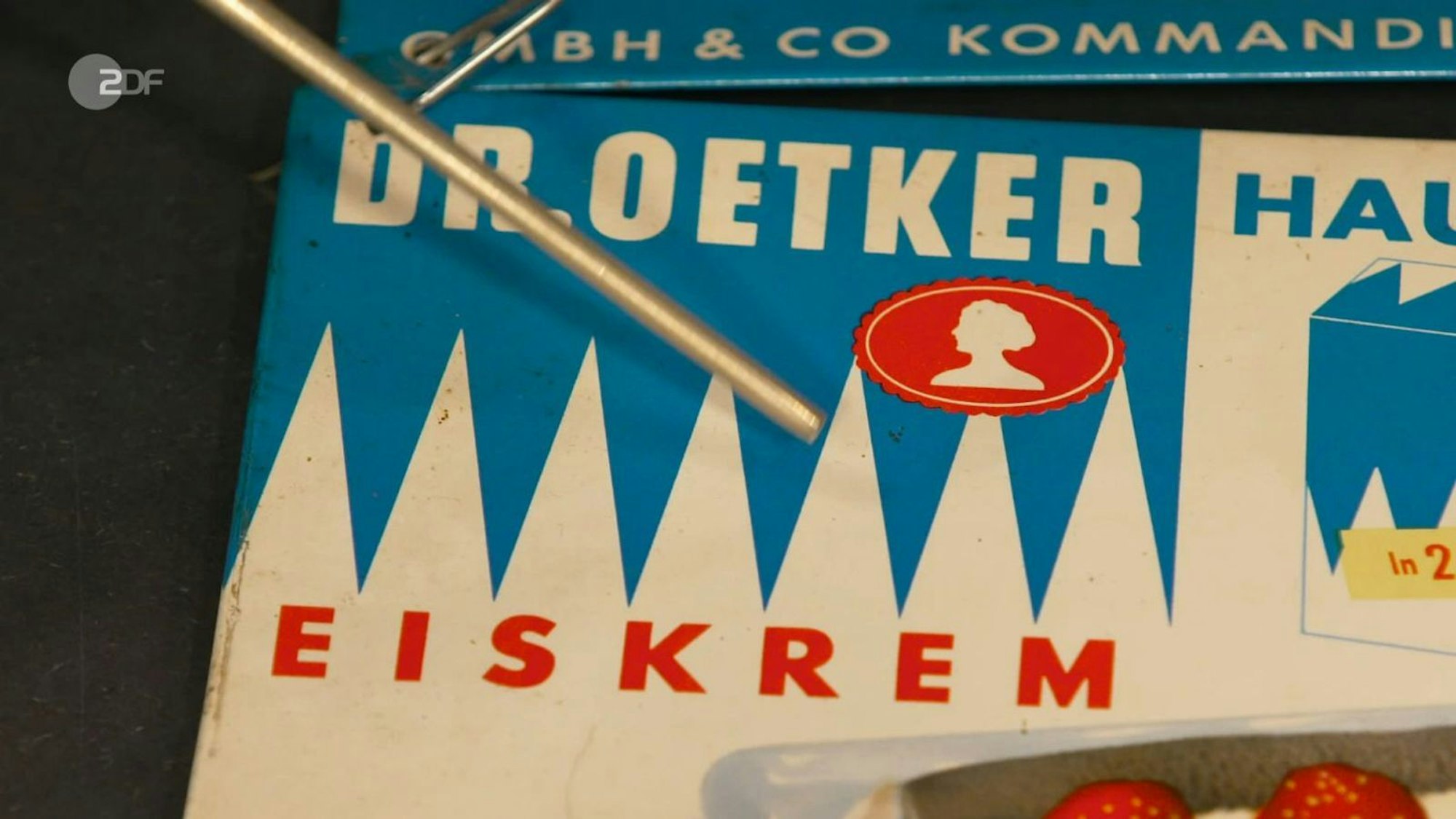 An den weißen Zacken auf den Schildern konnte der Experte erkennen, dass die Schilder zwischen 1961 und 1965 gefertigt worden waren. (Bild: ZDF)