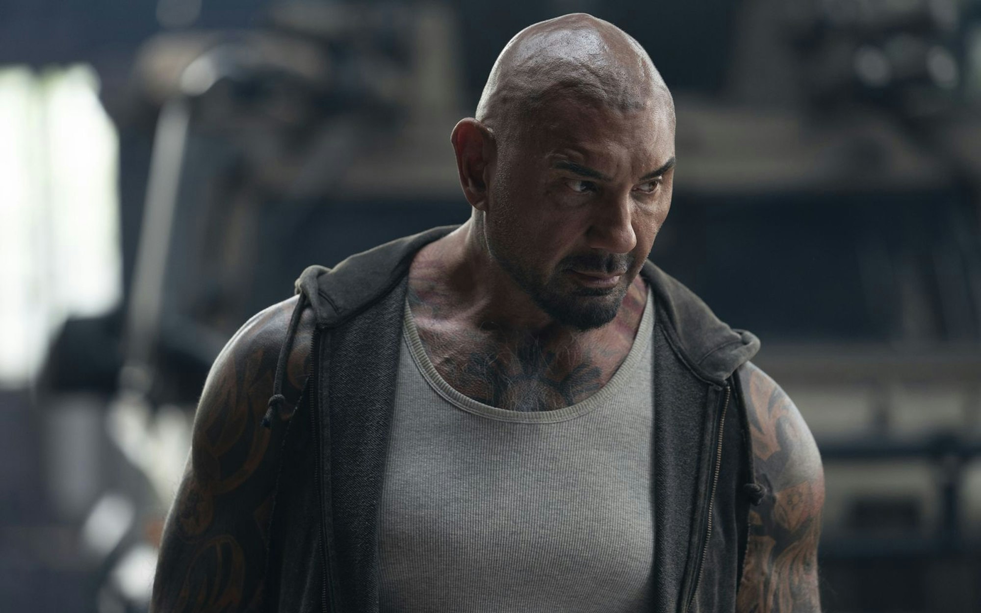 Hat weniger Haare auf dem Kopf als Indiana Jones, kann dafür aber viel kräftiger zuschlagen: Jake (Dave Bautista) ist darauf spezialisiert, in einer postapokalyptischen Welt alte Schätze zu finden. (Bild: Leonine)