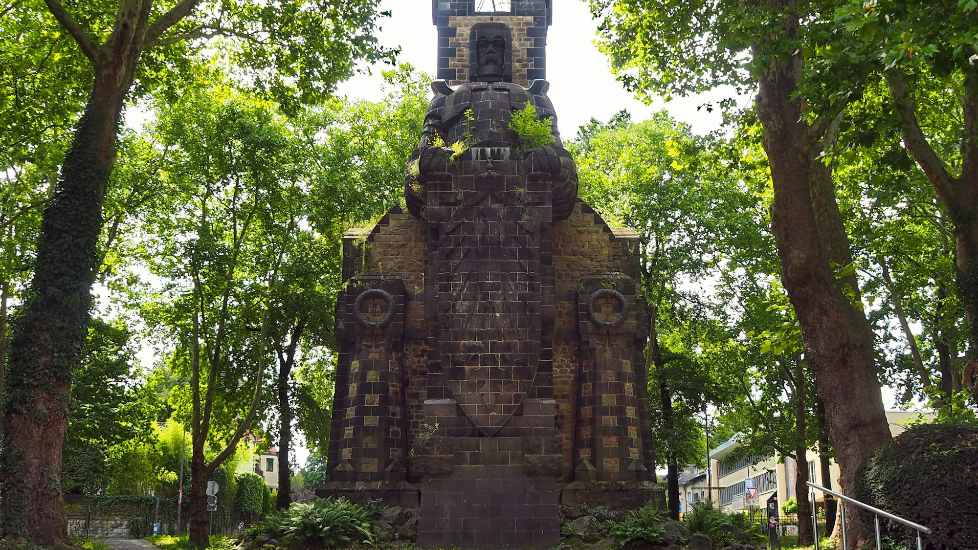 Bismarcksäule am Ende des Bayenthalgürtel. Die Säule zeigt den ehemaligen Reichskanzler Otto von Bismarck.