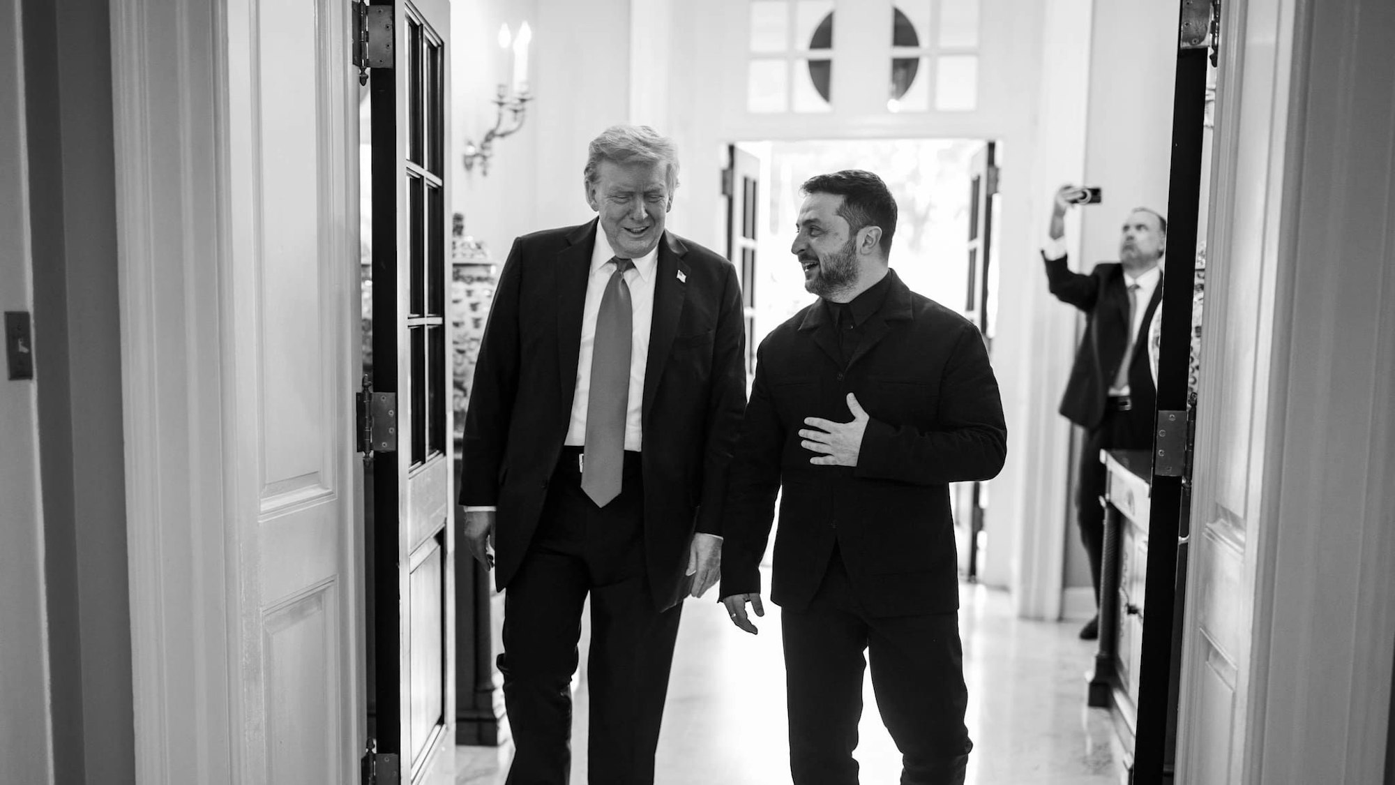 „Auf diesem Bild kommuniziert sich klar, wer das Sagen hat", sagt Expertin Christiansen über dieses schwarz-weiß-Foto, das das Weiße Haus für die Inszenierung in den sozialen Netzwerken nutzte. /Handout/White House