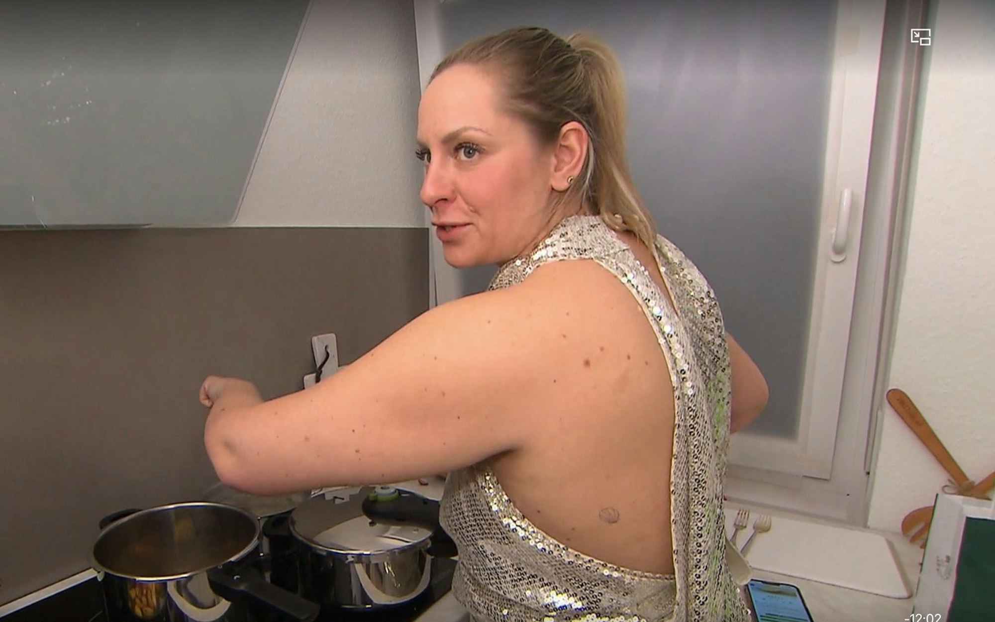 Glitzer-Outfit für ihren „Dinner“-Abend: Boutique-Besitzerin Jenny hat sich in Schale geworfen. (Bild: RTL)