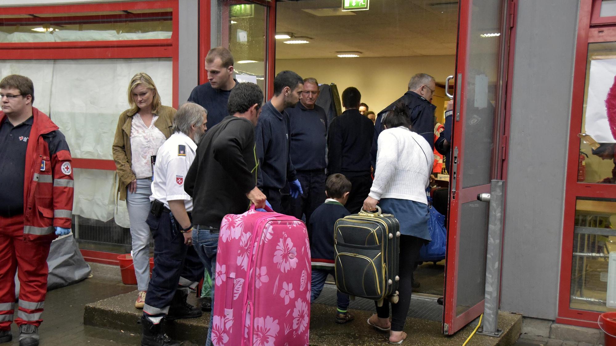 Ankunft von 100 Flüchtlingen in der Notunterkunft in der Dreifachturnhalle des Schulzentrums - Die ersten Flüchtlinge treffen in der Notunterkunft in Brauweiler ein.