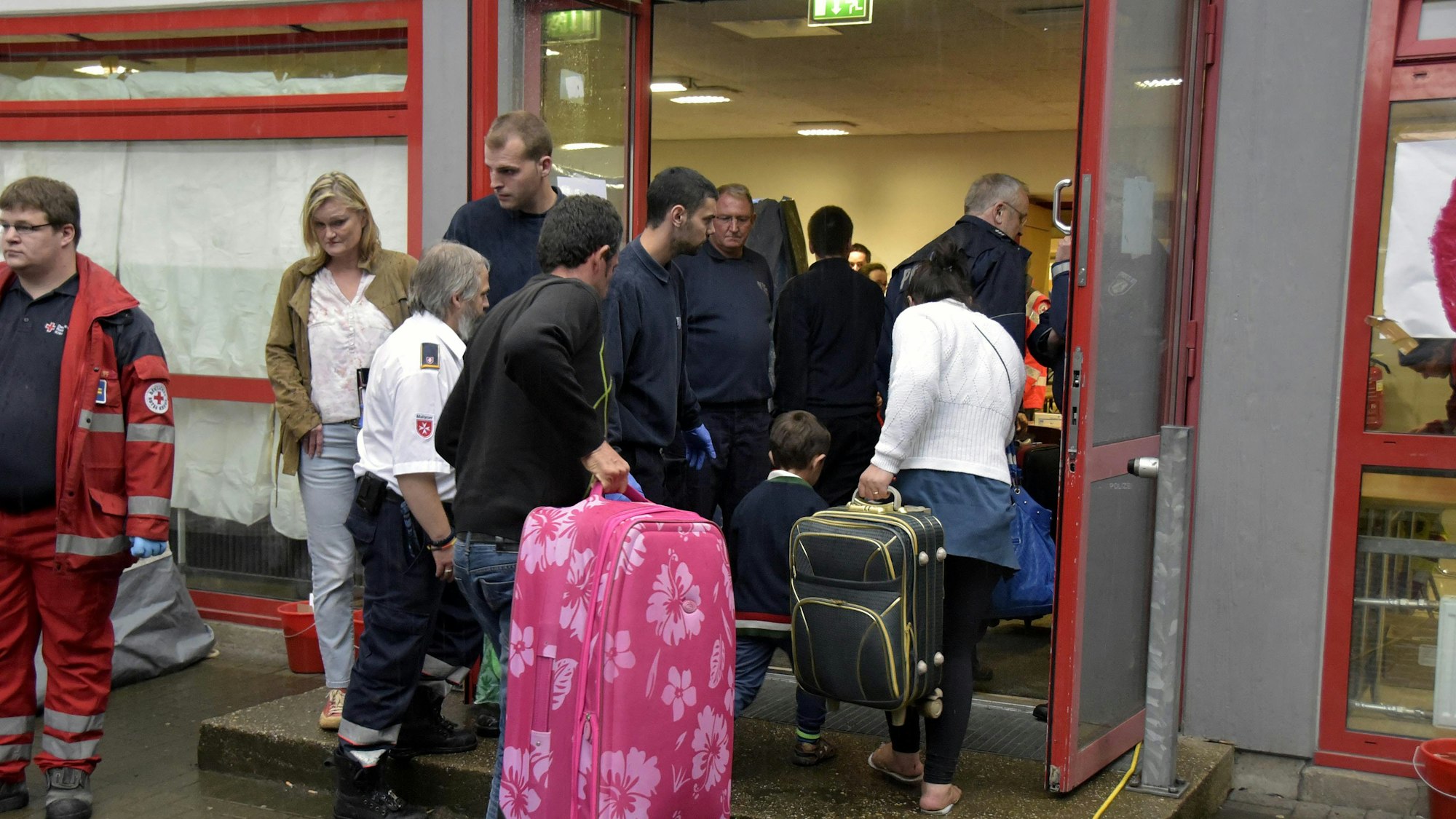 Ankunft von 100 Flüchtlingen in der Notunterkunft in der Dreifachturnhalle des Schulzentrums - Die ersten Flüchtlinge treffen in der Notunterkunft in Brauweiler ein.