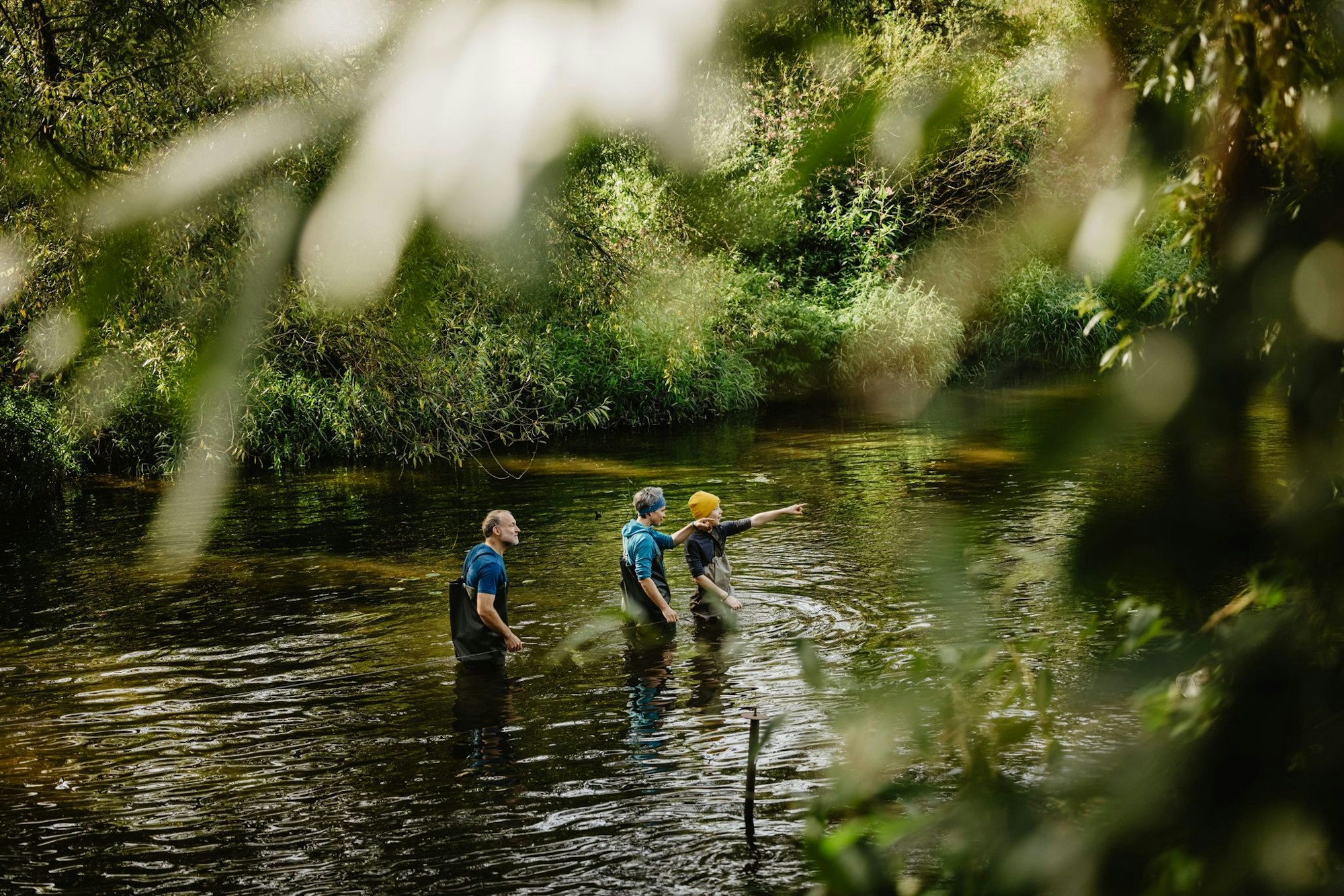 Ein Stahlseil ist im Fluss gespannt - wie bei einem Klettersteig bietet es zusätzlichen Halt.