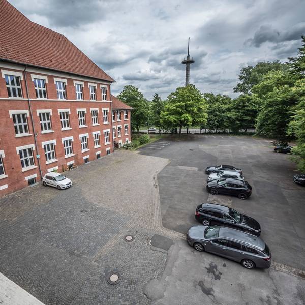 Der Parkplatz hinter der Musikschule