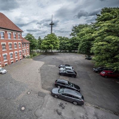 Der Parkplatz hinter der Musikschule