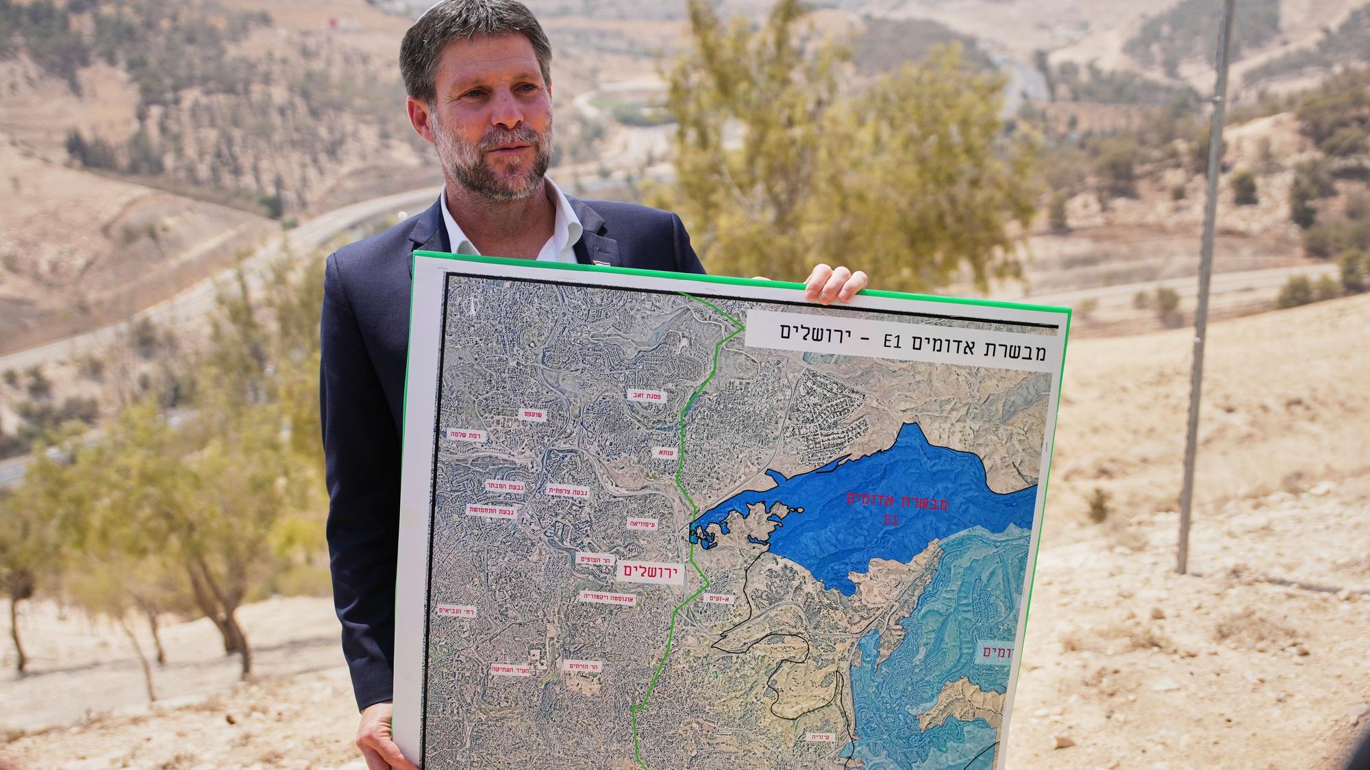 Der israelische Finanzminister Bezalel Smotrich hält während einer Pressekonferenz in der Nähe der Siedlung Maale Adumim im israelisch besetzten Westjordanland eine Karte, auf der das Siedlungsprojekt E1 dargestellt ist. (Archivbild)