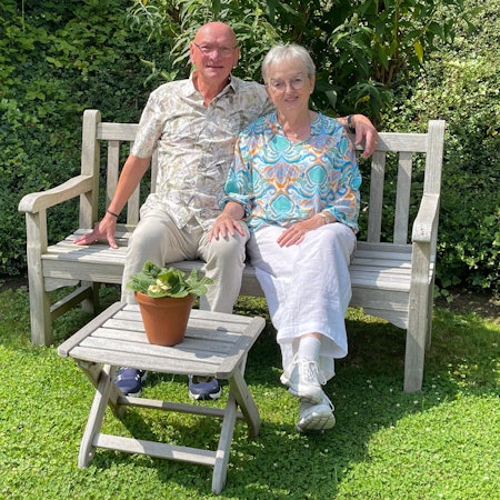 Das Foto zeigt das Ehepaar Hildburg und Joachim Ramke sitzend auf einer Gartenbank