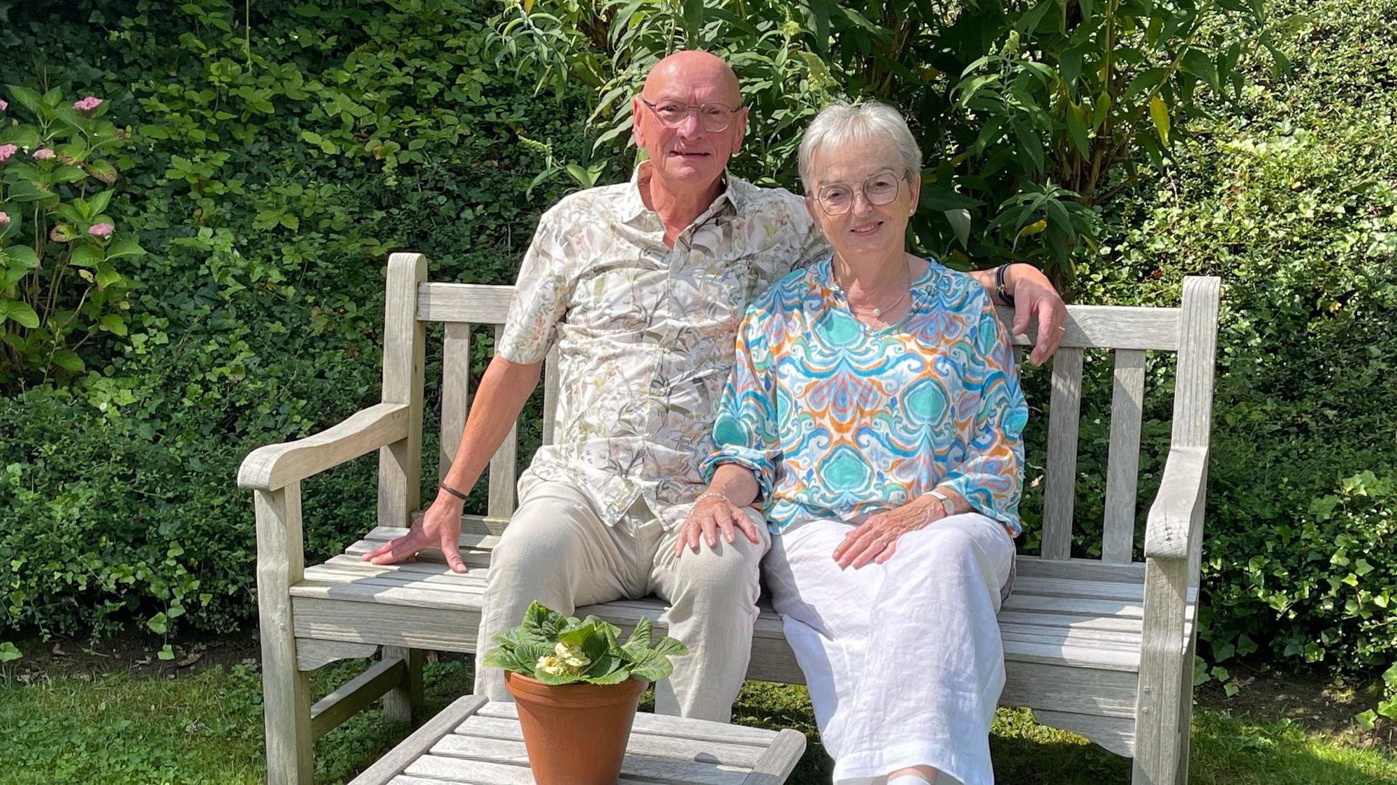 Das Foto zeigt das Ehepaar Hildburg und Joachim Ramke sitzend auf einer Gartenbank