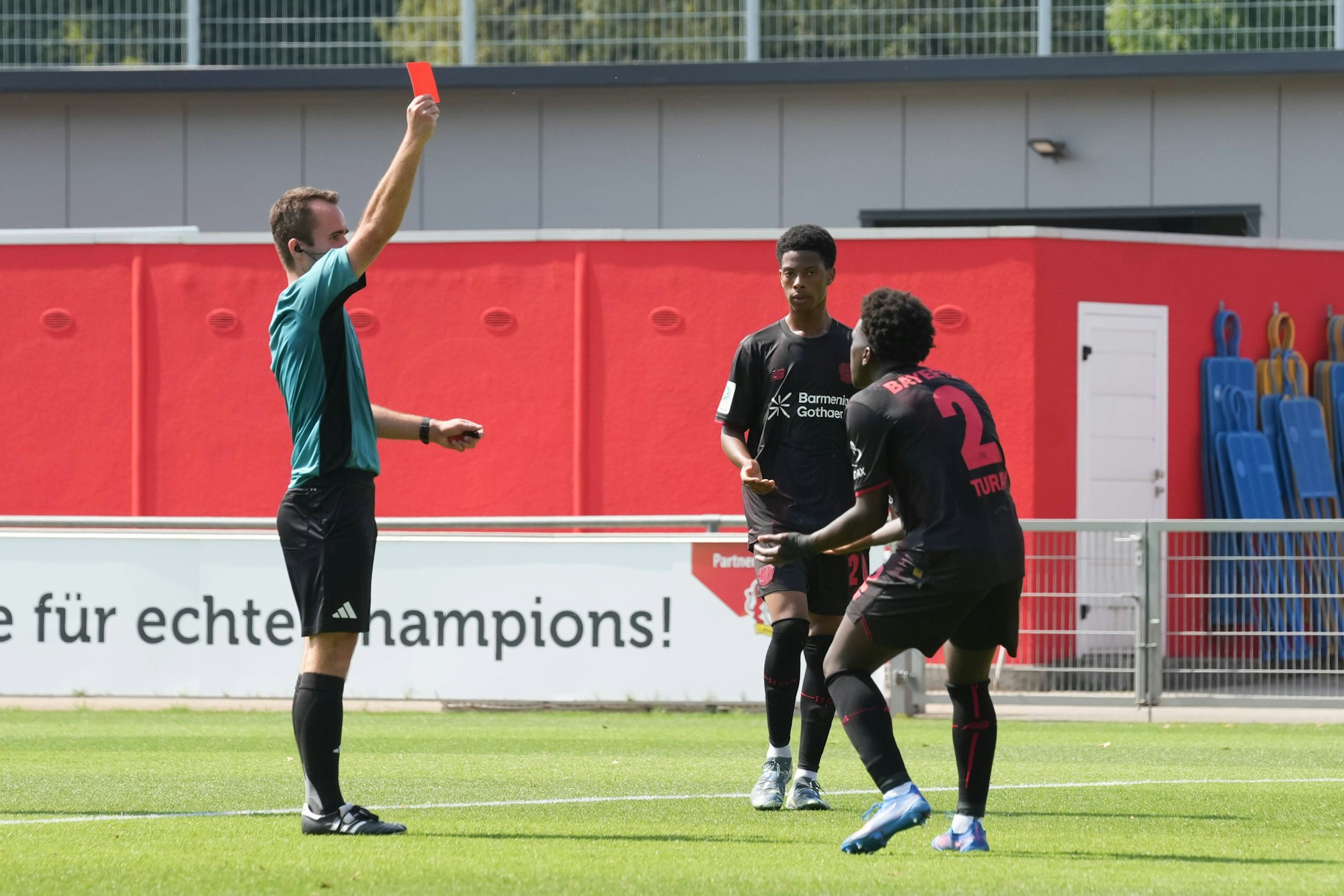 Mittwoch, 20.08.2025 Saison 2025 2026 3. Spieltag U19 DFB-Nachwuchsliga im Ulrich-Haberland-Stadion, Leverkusen, Germany. SV Bayer 04 Leverkusen U19 - BV Borussia Dortmund U19. Der Schiedsrichter zeigt die rote Karte. *** Wednesday, 20 08 2025 Season 2025 2026 Matchday 3 U19 DFB Youth League at Ulrich Haberland Stadium, Leverkusen, Germany SV Bayer 04 Leverkusen U19 BV Borussia Dortmund U19 The referee shows the red card