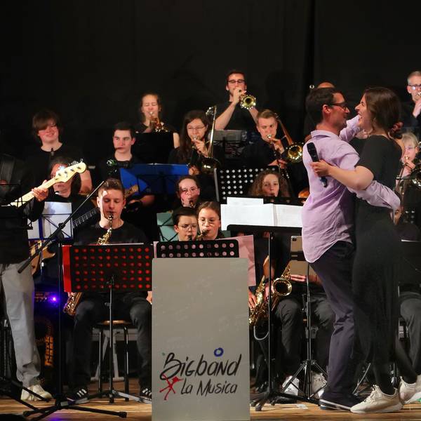 Das Bild zeigt ein tanzendes Paar vor der Bigband von La Musica.