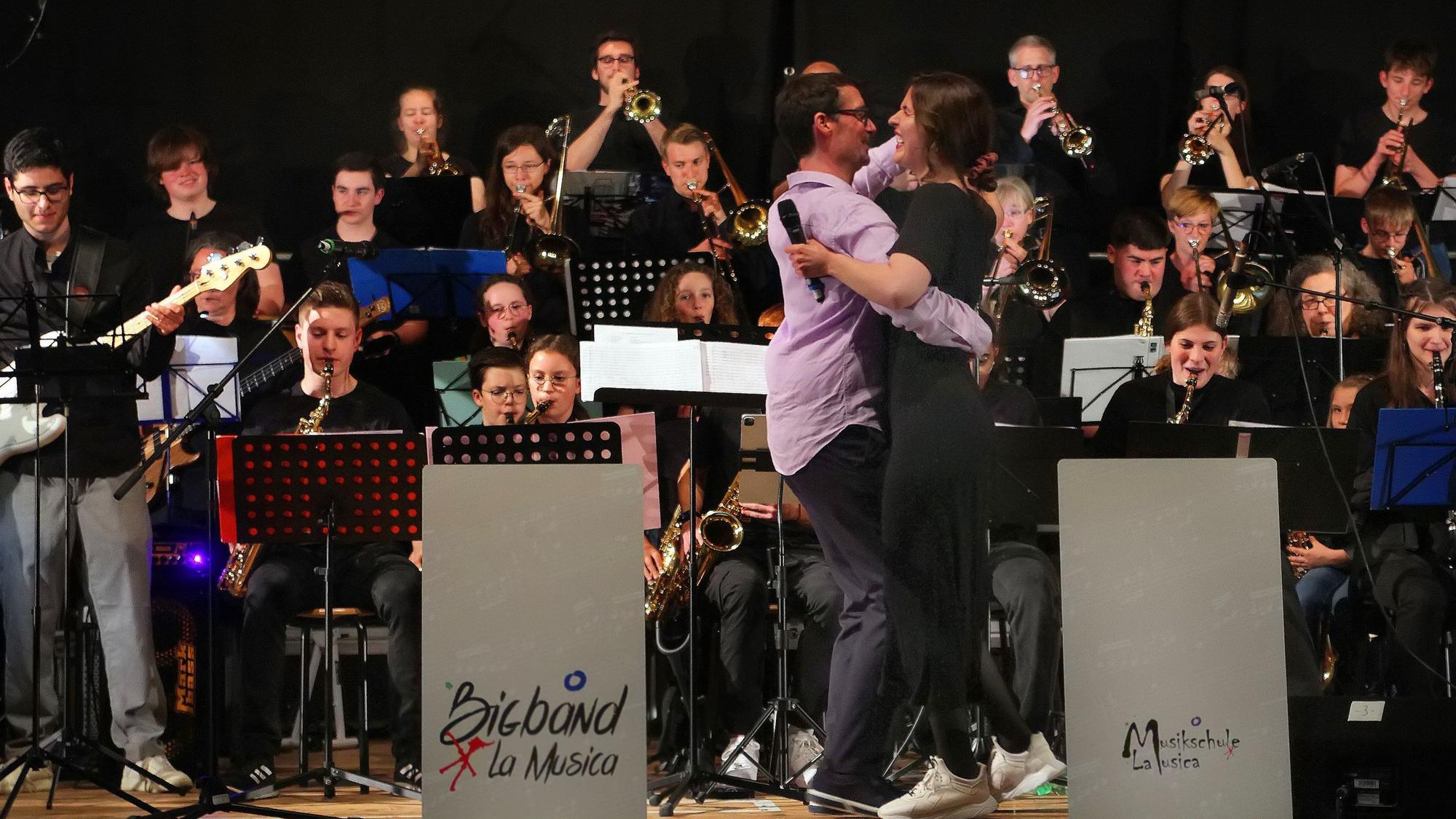 Das Bild zeigt ein tanzendes Paar vor der Bigband von La Musica.