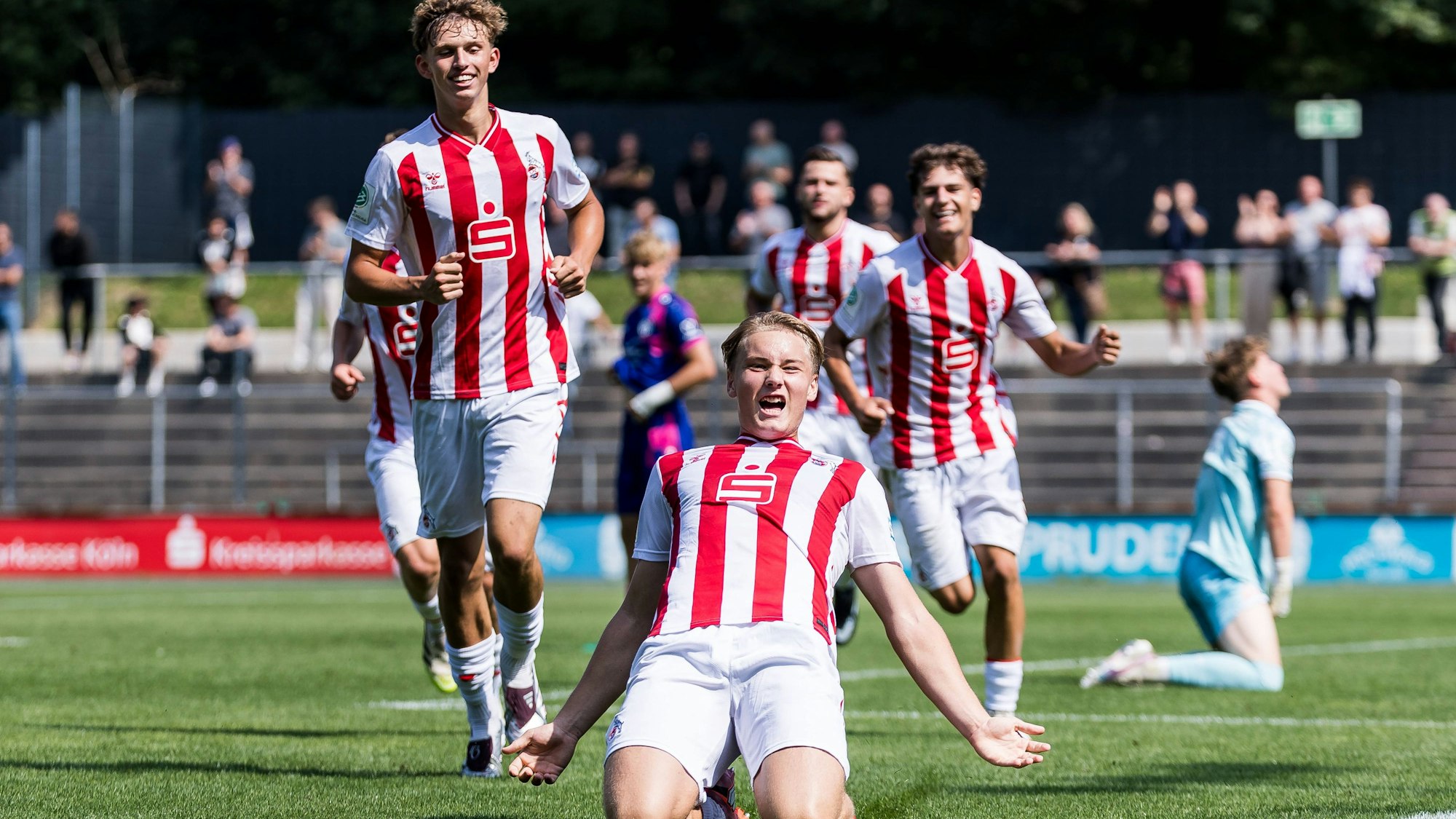 A-Junioren Bundesliga Vorrunde Gruppe G: 1. FC Köln U19 - 1. FSV Mainz 05 U19, 20.08.2025 Jubel zum 2:0 durch Fynn Schenten 1. FC Köln U19, 9 A-Junioren Bundesliga Vorrunde Gruppe G DFB Nachwuchsliga 25/26: 1. FC Köln U19 - 1. FSV Mainz 05 U19, Köln, Franz-Kremer-Stadion am 20.08.2025 *** A Junior Bundesliga Preliminary Round Group G 1 FC Köln U19 1 FSV Mainz 05 U19, 20 08 2025 Fynn Schenten 1 FC Köln U19, 9 A Junior Bundesliga Preliminary Round Group G DFB Nachwuchsliga 25 26 1 FC Köln U19 1 FSV Mainz 05 U19, Cologne, Franz Kremer Stadium on 20 08 2025 Copyright: xBEAUTIFULxSPORTS/Wunderlx