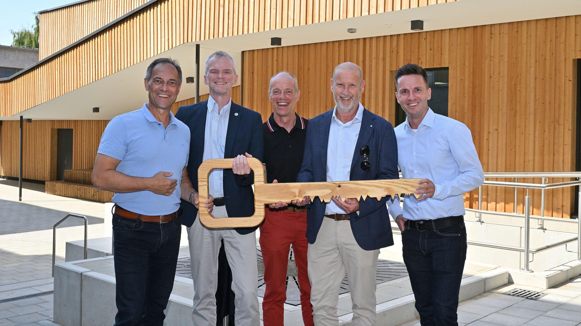 Bei der Feier zur Einweihung freuen sich Manfred Habrunner und Frank Stein (1. u. 2. v.l), dass die Zusammenarbeit mit der Firma Pellikaan so gut funktioniert hat.