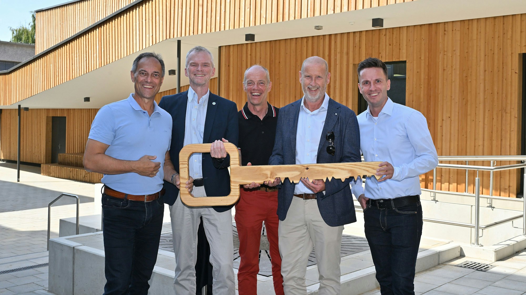 Bei der Feier zur Einweihung freuen sich Manfred Habrunner und Frank Stein (1. u. 2. v.l), dass die Zusammenarbeit mit der Firma Pellikaan so gut funktioniert hat.