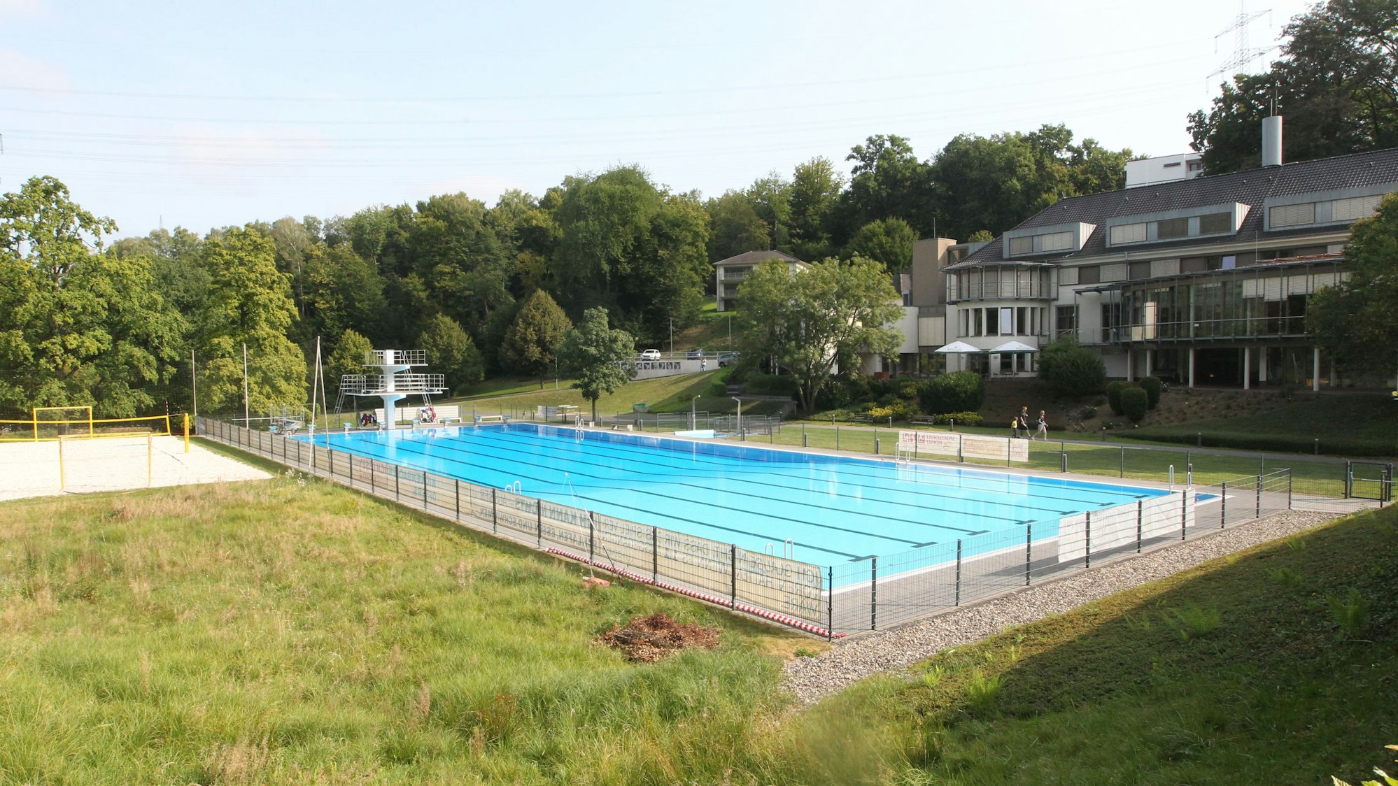 Von Beachvolleyball über Schwimme bis Tagen, Feiern und Übernachten, nur ein paar Dinge, die man in der Sportschule Hennef machen kann.