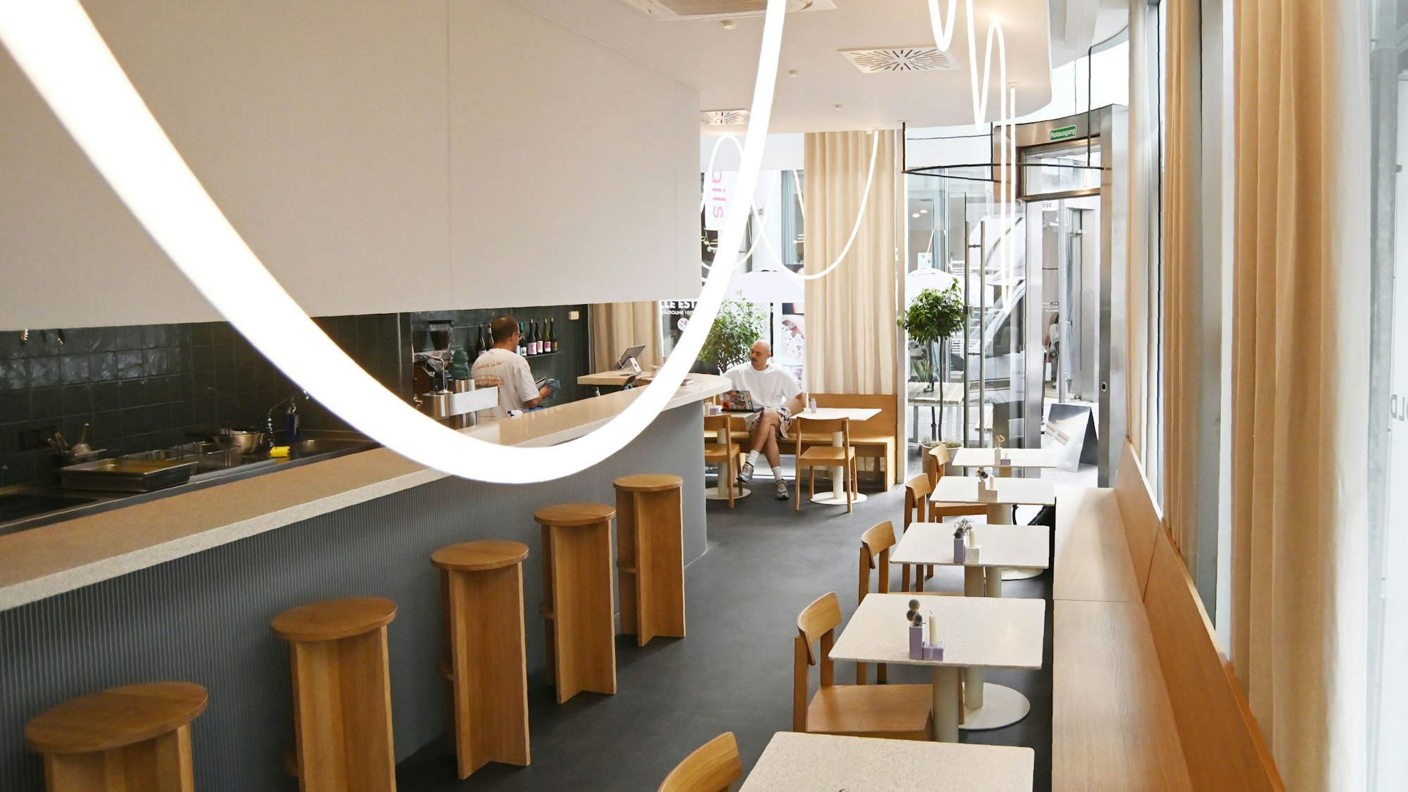 20.08.2025 Köln. Gastrokolumne „Julias Lieblingsort“ über das Restaurant Feinripp & Gold in der Ehrenstraße. Foto: Alexander Schwaiger