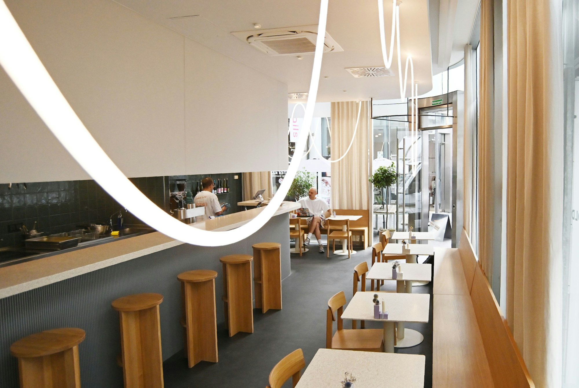 20.08.2025 Köln. Gastrokolumne „Julias Lieblingsort“ über das Restaurant Feinripp & Gold in der Ehrenstraße. Foto: Alexander Schwaiger