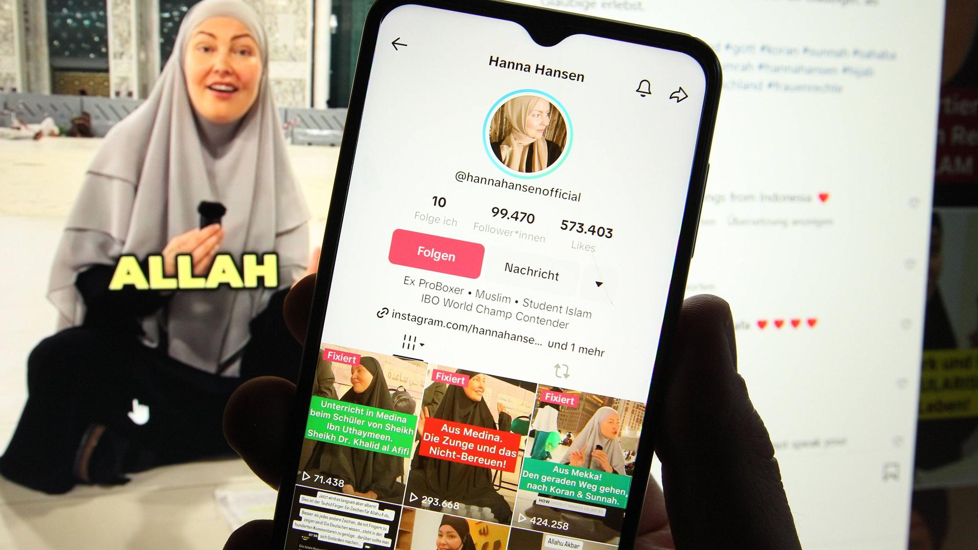 Auf einem Smartphone wurde der TikTok-Account von Hanna Hansen geöffnet. Dahinter wurde auf einem Laptop der Facebook-Account von ihr geöffnet.