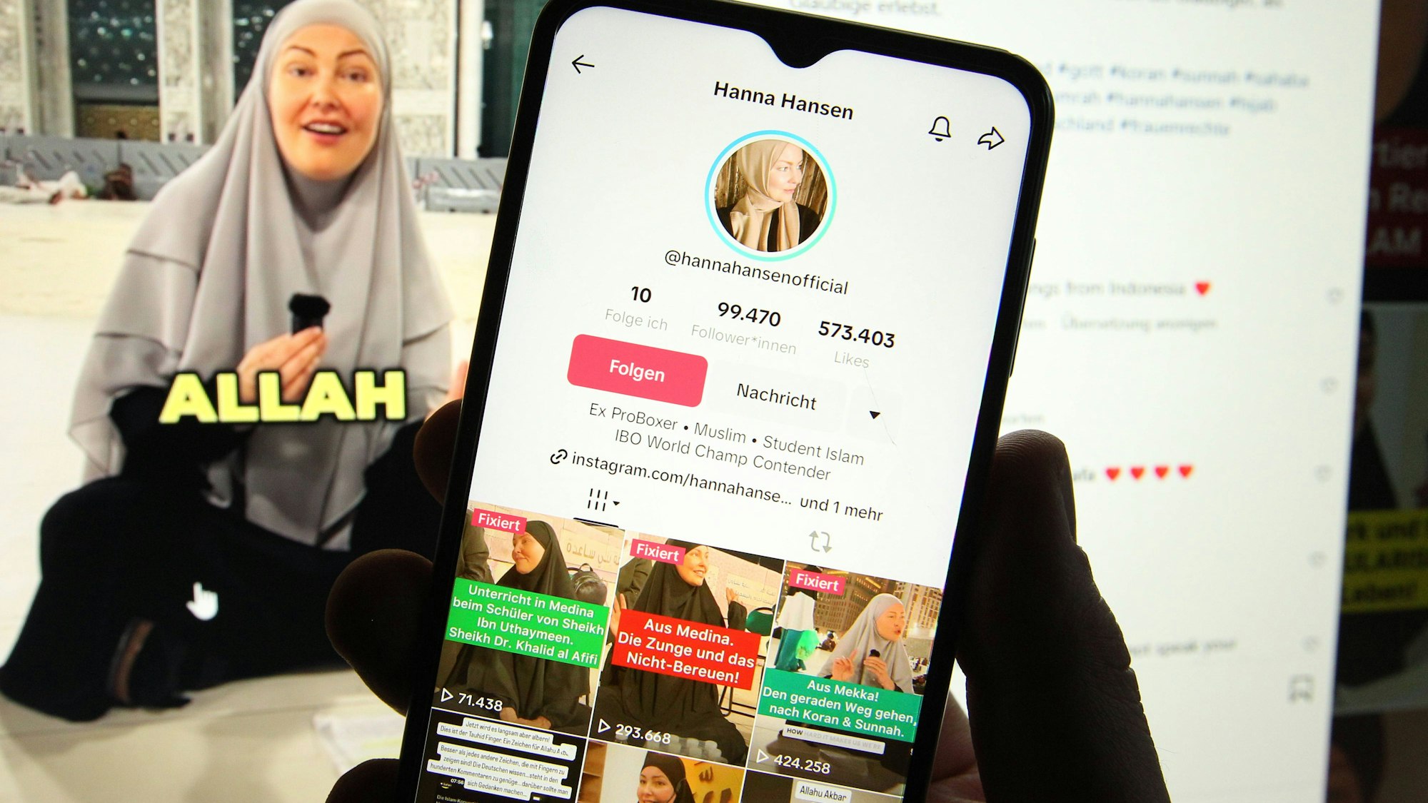 Auf einem Smartphone wurde der TikTok-Account von Hanna Hansen geöffnet. Dahinter wurde auf einem Laptop der Facebook-Account von ihr geöffnet.