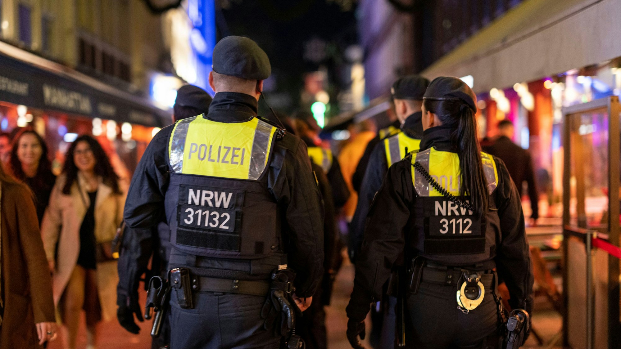 Polizeibeamte laufen durch die Innenstadt. (Archivfoto)